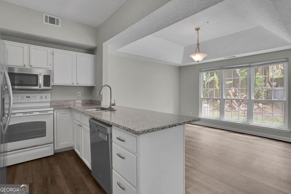 2 bedroom, 2 bathroom, 1,305 sq ft condominium for sale at 3067 Steeplechase, Alpharetta, GA 30004 — photo 5