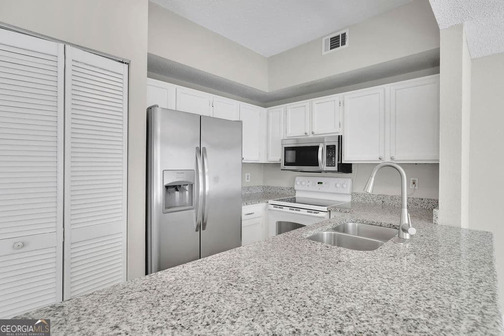 2 bedroom, 2 bathroom, 1,305 sq ft condominium for sale at 3067 Steeplechase, Alpharetta, GA 30004 — photo 4
