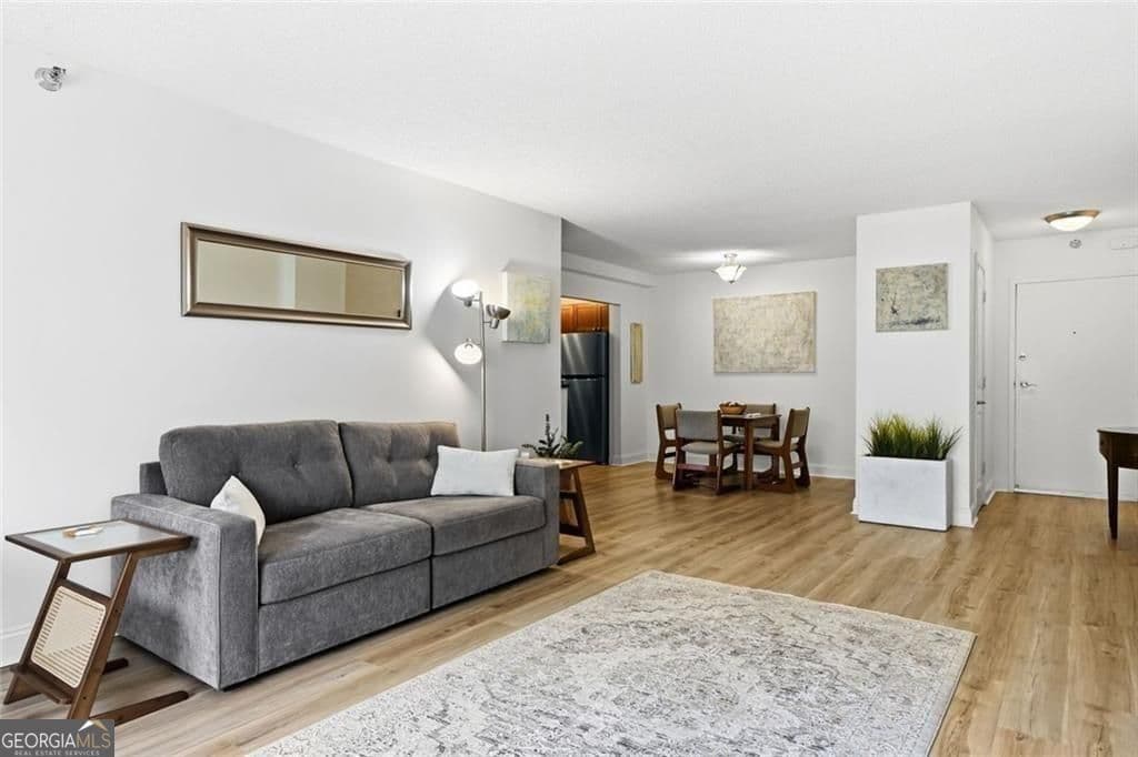 1 bedroom, 1 bathroom, 837 sq ft condominium for sale at 2479 Peachtree Road 303, Atlanta, GA 30305 — photo 3
