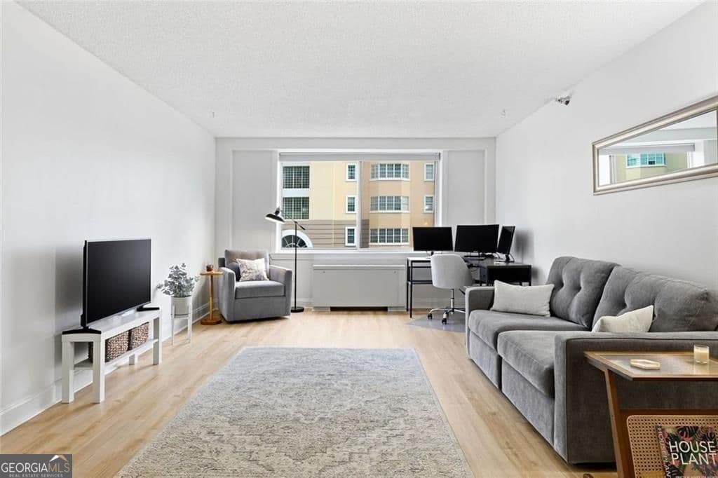 1 bedroom, 1 bathroom, 837 sq ft condominium for sale at 2479 Peachtree Road 303, Atlanta, GA 30305 — photo 4