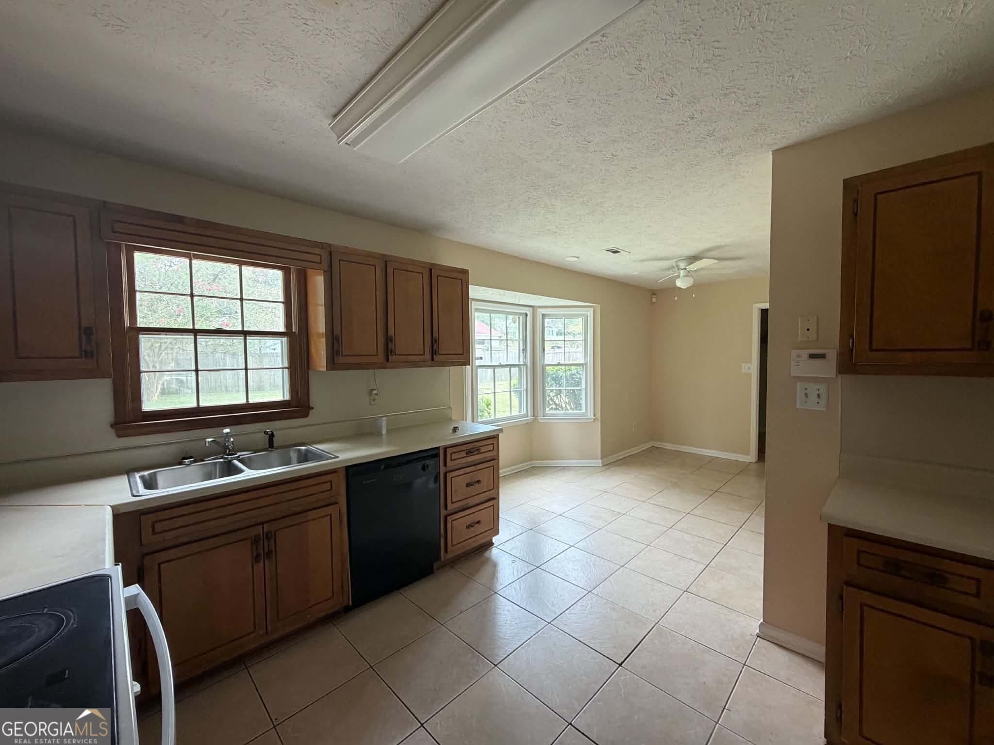 3 bedroom, 2 bathroom, 1,528 sq ft single family residence for rent at 7021 Whitfield Drive, Riverdale, GA 30296 for $1,800 a month — photo 5
