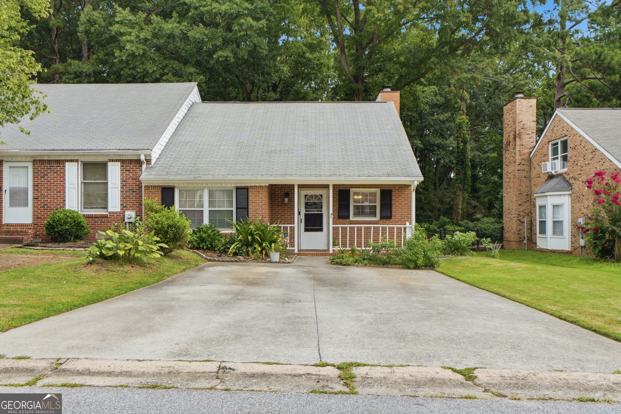 3 bedroom, 3 bathroom, 1,549 sq ft townhouse for sale at 320 Williamsburg Way, Fayetteville, GA 30214 — photo 3