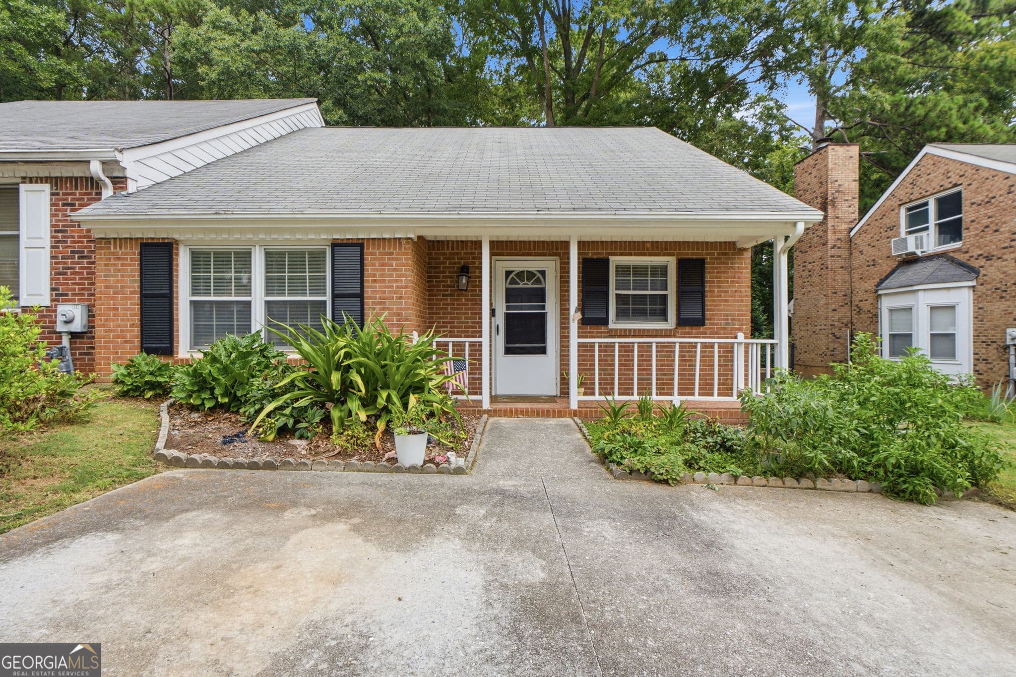 3 bedroom, 3 bathroom, 1,549 sq ft townhouse for sale at 320 Williamsburg Way, Fayetteville, GA 30214