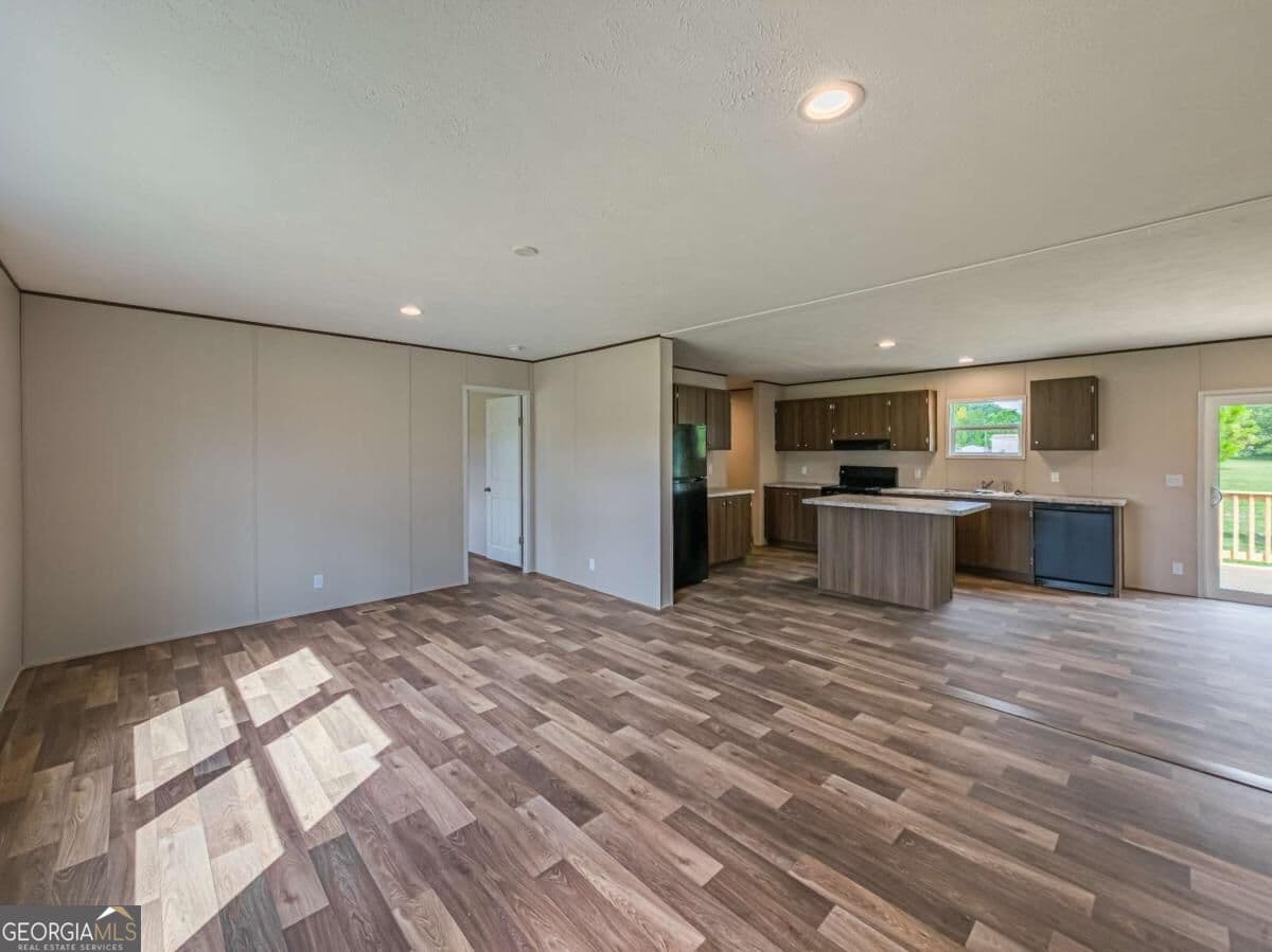 5 bedroom, 2 bathroom, 2,001 sq ft manufactured home,single family residence for sale at 201 Meadow Hill Lane, Ocilla, GA 31774 — photo 7