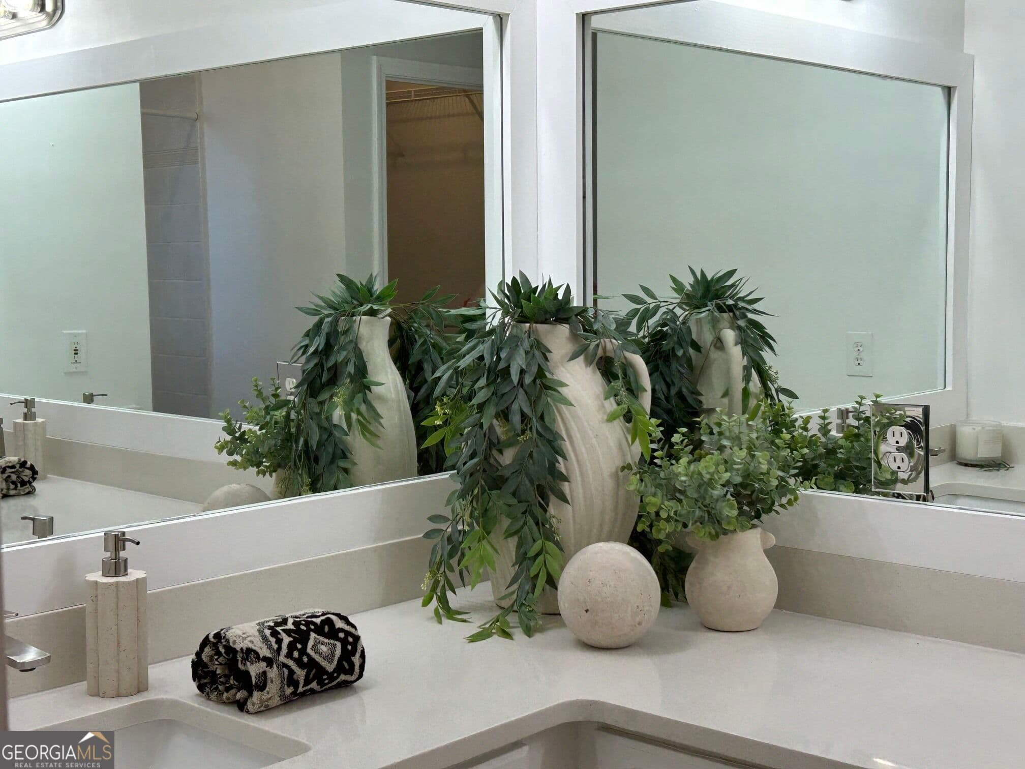 2 bedroom, 2 bathroom, 1,424 sq ft condominium for sale at 3334 Peachtree Road 1203, Atlanta, GA 30326 — photo 7