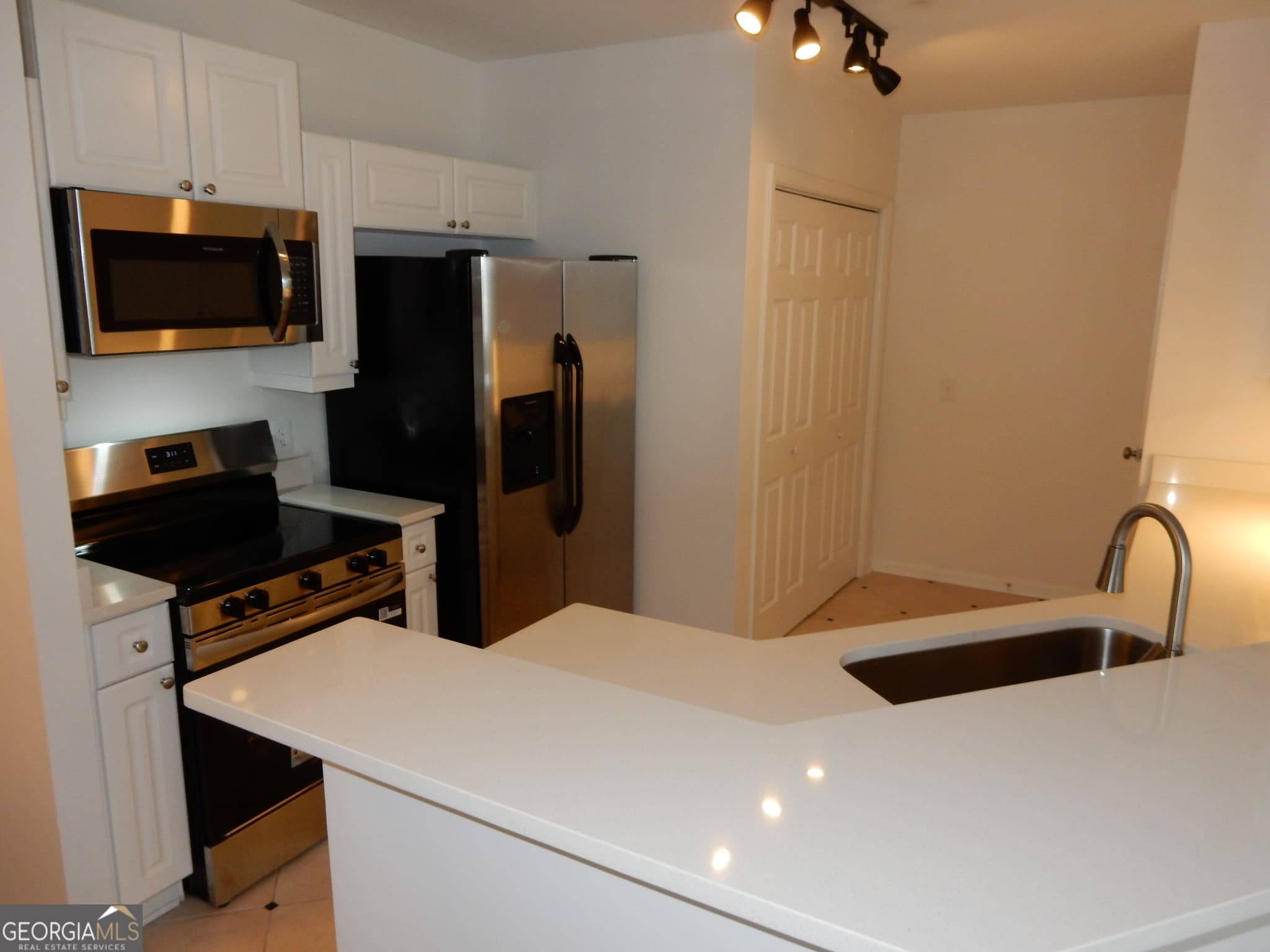 2 bedroom, 2 bathroom, 1,424 sq ft condominium for sale at 3334 Peachtree Road 1203, Atlanta, GA 30326 — photo 10