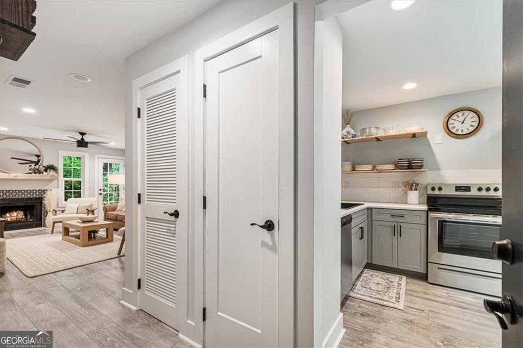 2 bedroom, 1 bathroom, 900 sq ft condominium for sale at 302 Teal Court 302, Roswell, GA 30076 — photo 2