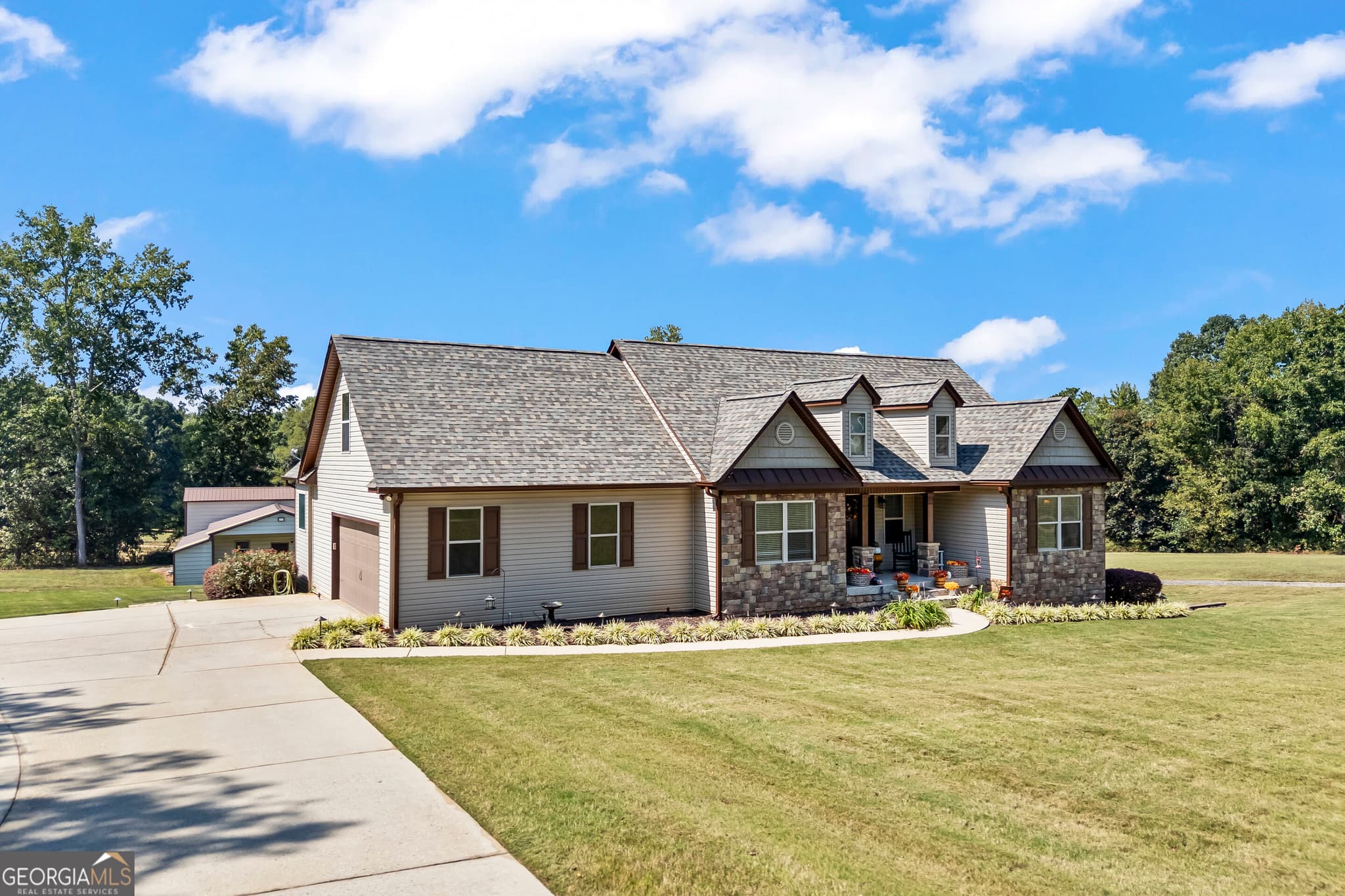 5 bedroom, 3 bathroom, 3,756 sq ft single family residence for sale at 300 Stone Creek Drive, Hull, GA 30646 — photo 2