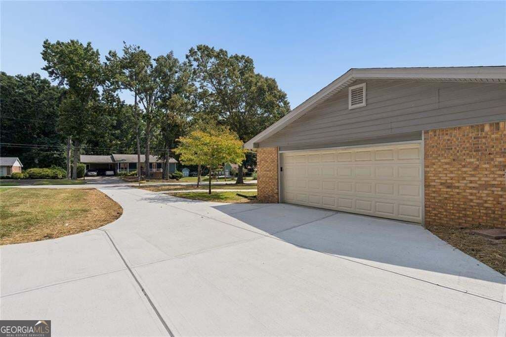 4 bedroom, 3 bathroom, 2,271 sq ft single family residence for sale at 2119 Eastwood Drive, Snellville, GA 30078 — photo 6
