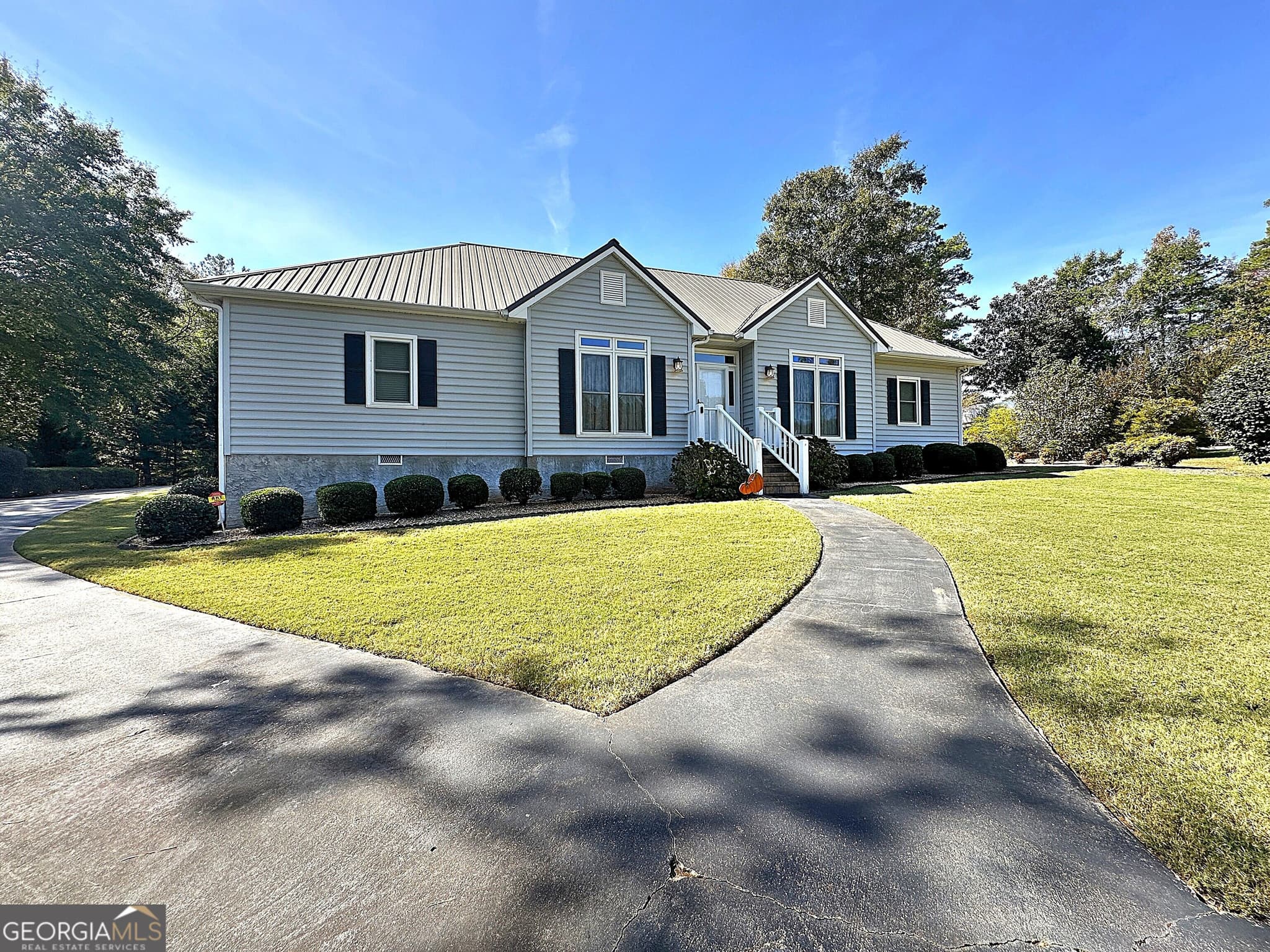 3 bedroom, 2 bathroom, 2,080 sq ft single family residence for sale at 404 Woodfield Court, Lagrange, GA 30240 — photo 2