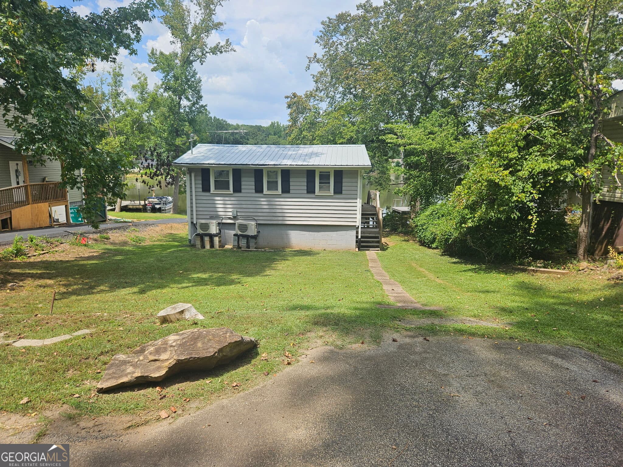 2 bedroom, 1 bathroom, 672 sq ft single family residence for sale at 126 Elizabeth Circle, Jackson, GA 30233