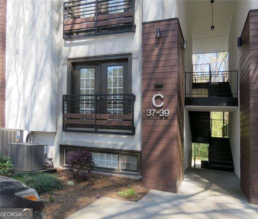 2 bedroom, 2 bathroom, 1,060 sq ft condominium for sale at 1445 Monroe Drive C39, Atlanta, GA 30324 — photo 1 of 48