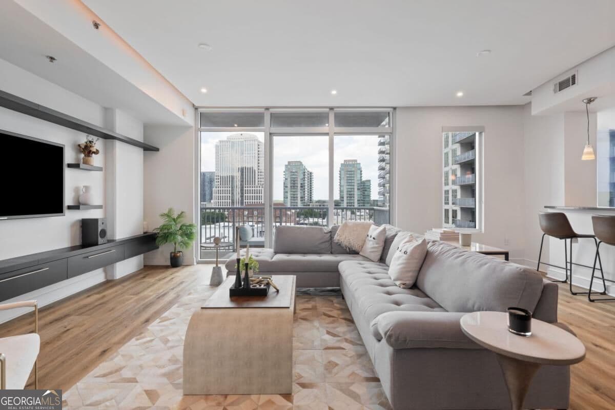 2 bedroom, 2.5 bathroom, 1,512 sq ft condominium for sale at 950 W Peachtree Street 1309, Atlanta, GA 30309 — photo 7