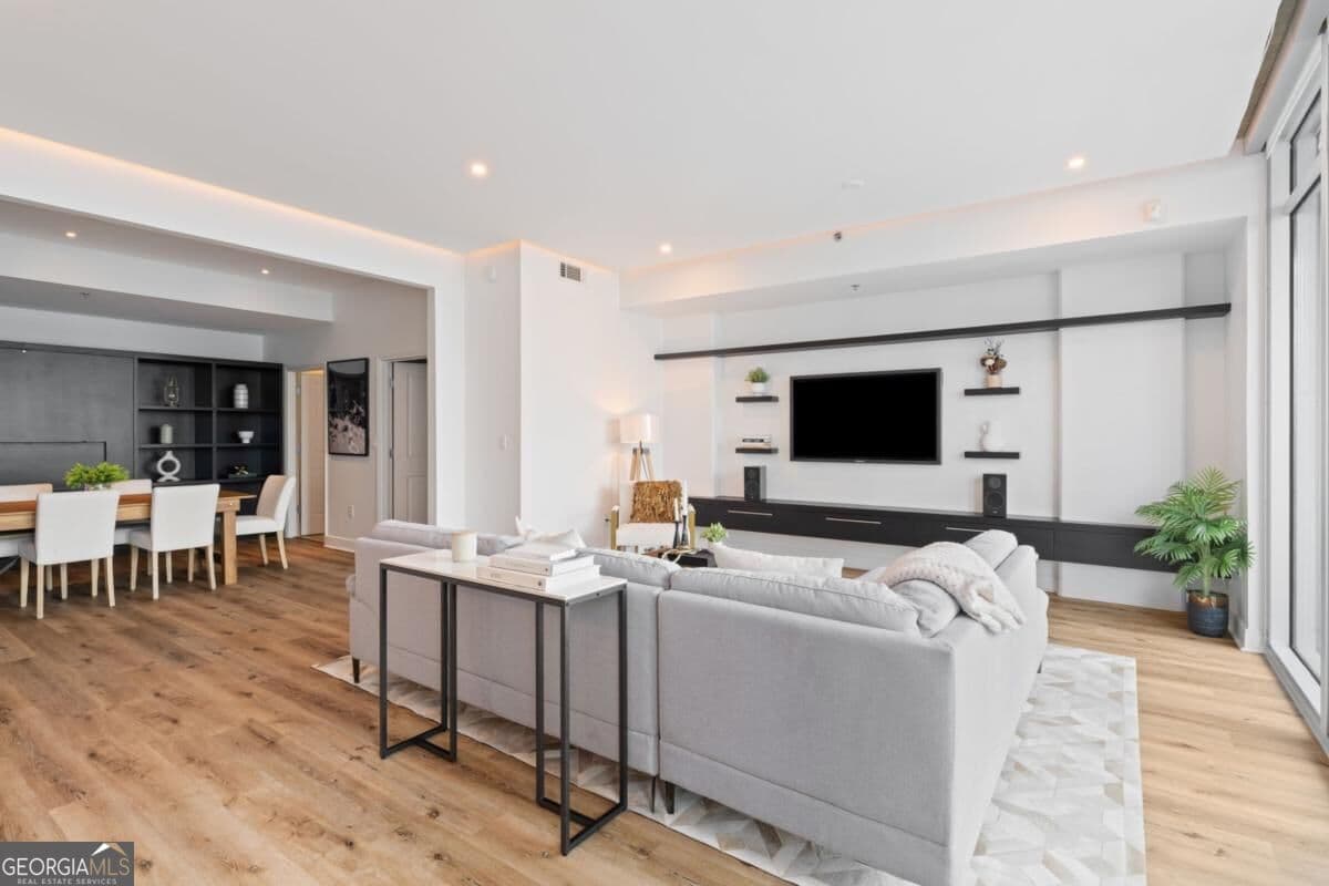 2 bedroom, 2.5 bathroom, 1,512 sq ft condominium for sale at 950 W Peachtree Street 1309, Atlanta, GA 30309 — photo 3