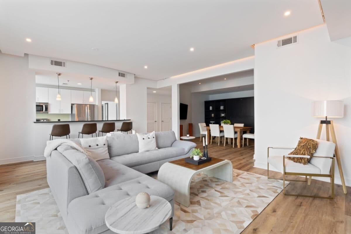 2 bedroom, 2.5 bathroom, 1,512 sq ft condominium for sale at 950 W Peachtree Street 1309, Atlanta, GA 30309 — photo 5