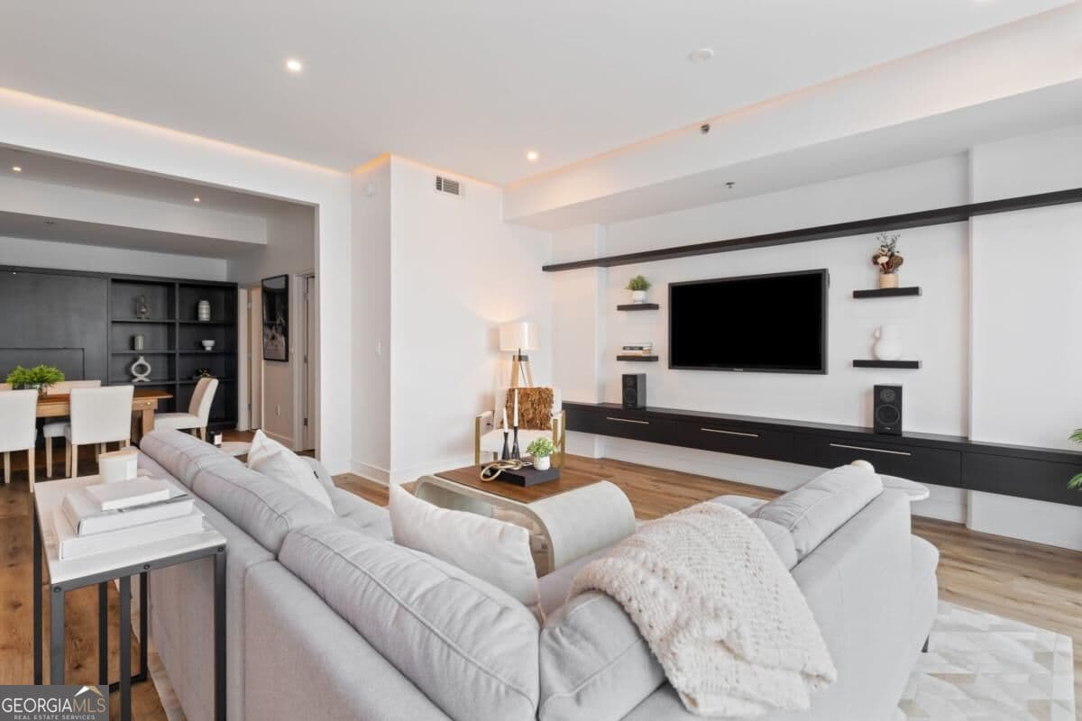 2 bedroom, 2.5 bathroom, 1,512 sq ft condominium for sale at 950 W Peachtree Street 1309, Atlanta, GA 30309 — photo 4