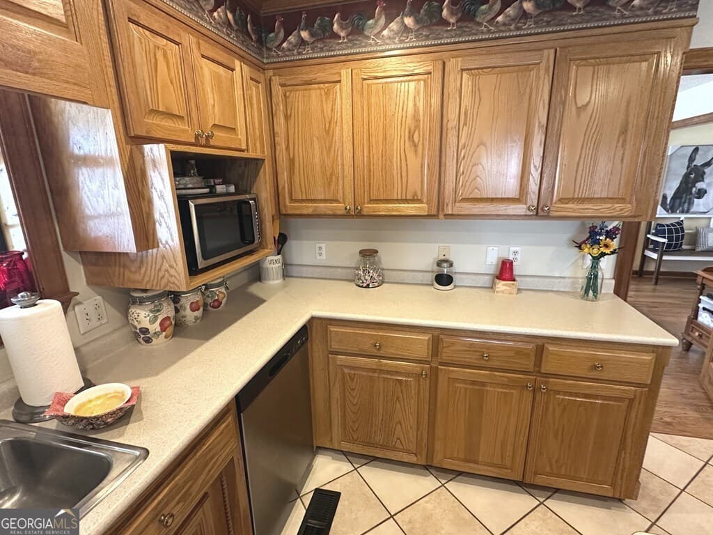 4 bedroom, 3.5 bathroom, 3,389 sq ft single family residence for sale at 4448 Old Lake Park Road, Valdosta, GA 31601 — photo 6