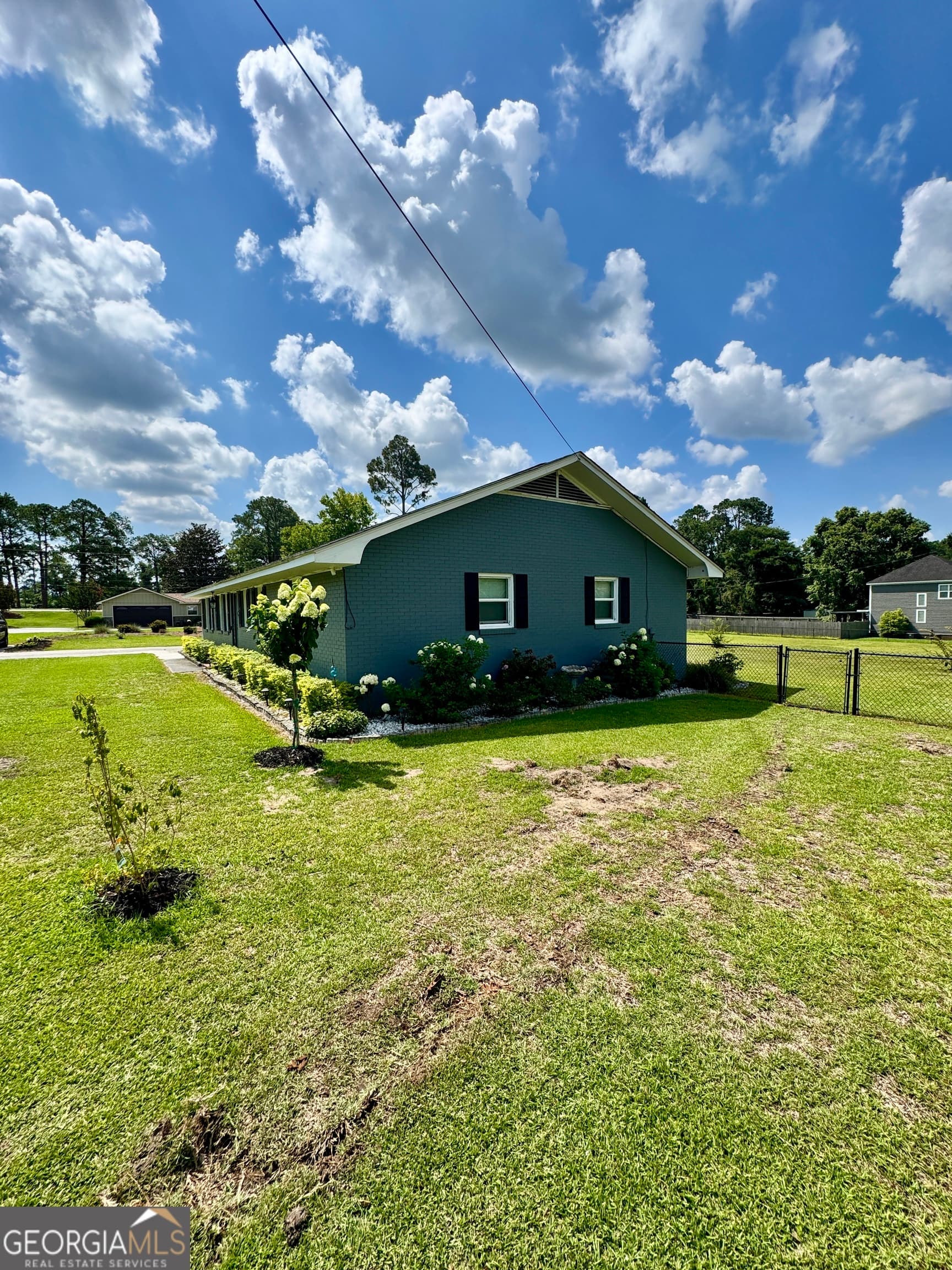 4 bedroom, 3 bathroom, 3,255 sq ft single family residence for sale at 302 W 9th Street, Vidalia, GA 30474 — photo 3