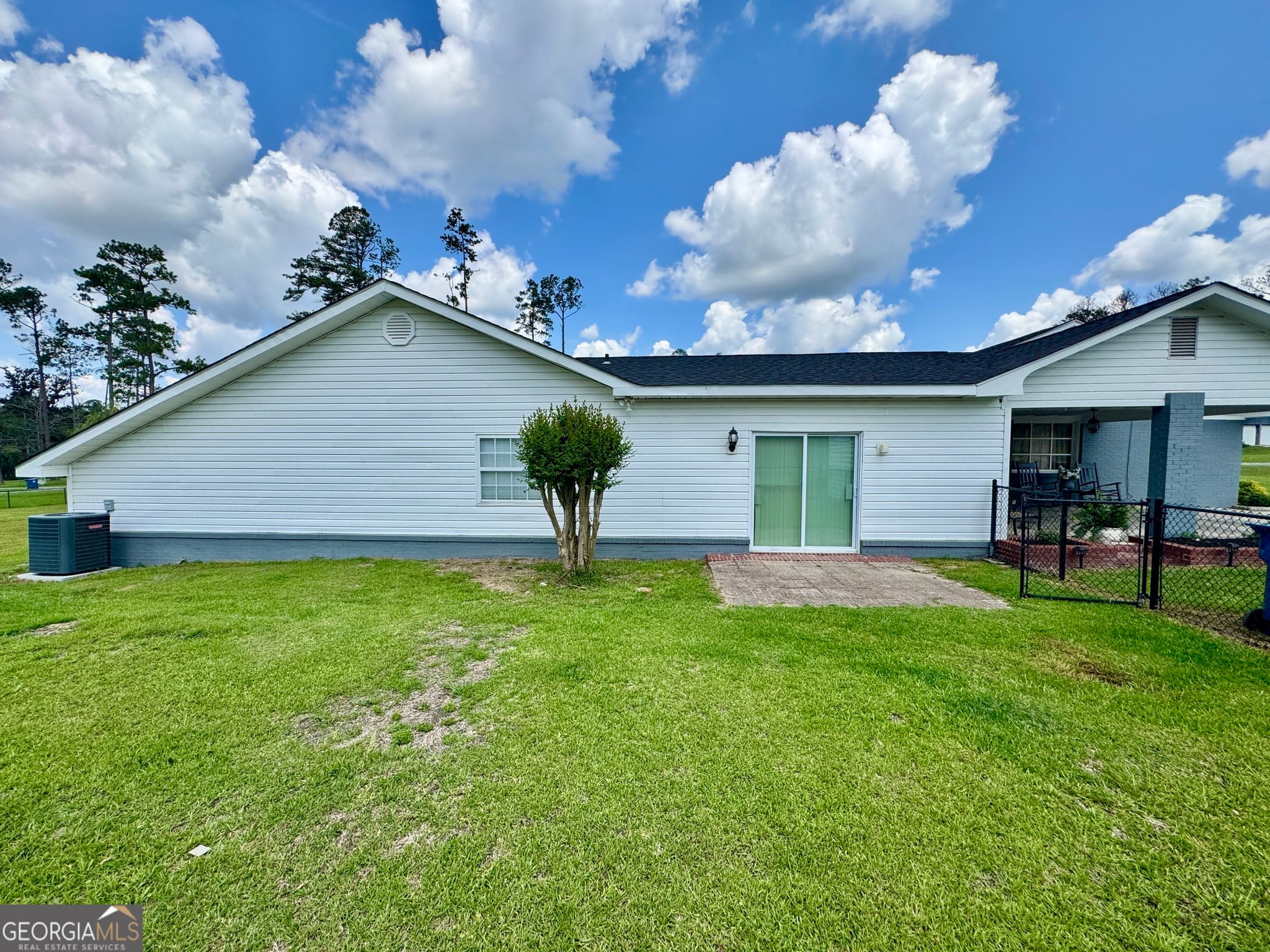4 bedroom, 3 bathroom, 3,255 sq ft single family residence for sale at 302 W 9th Street, Vidalia, GA 30474 — photo 8