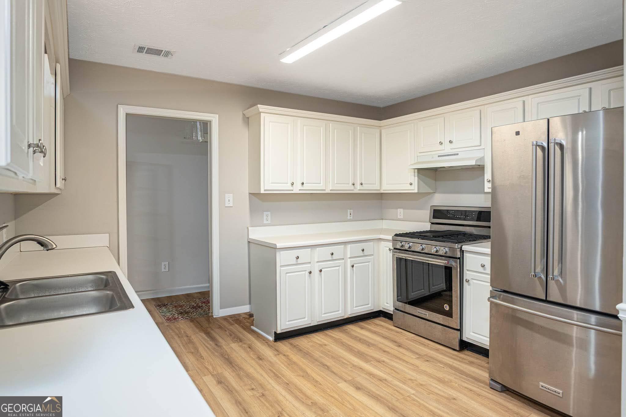 3 bedroom, 2 bathroom, 1,568 sq ft single family residence for sale at 170 Belmont Circle, Covington, GA 30016 — photo 4