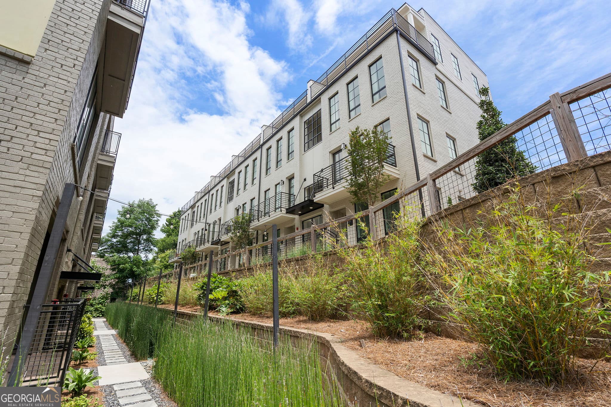 2 bedroom, 2 bathroom, 1,025 sq ft condominium sold at 990 Bibbs Circle 35, Atlanta, GA 30318