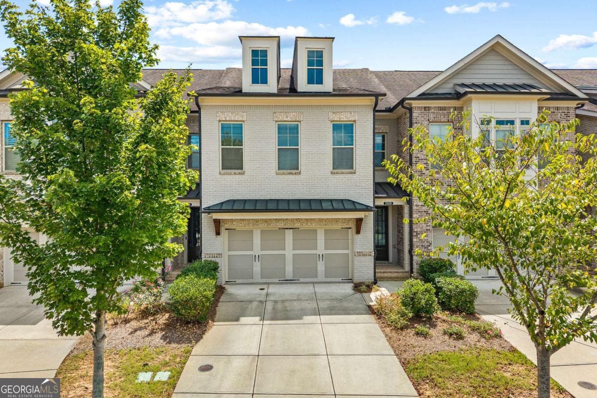4 bedroom, 3.5 bathroom, 2,650 sq ft townhouse for sale at 2028 Glenview Park Circle, Duluth, GA 30097 — photo 1 of 61