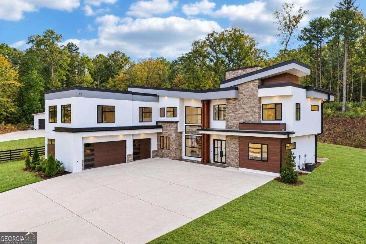 5 bedroom, 6.5 bathroom, 4,962 sq ft single family residence for sale at 1678 Thomas Drive, Hoschton, GA 30548 — photo 2
