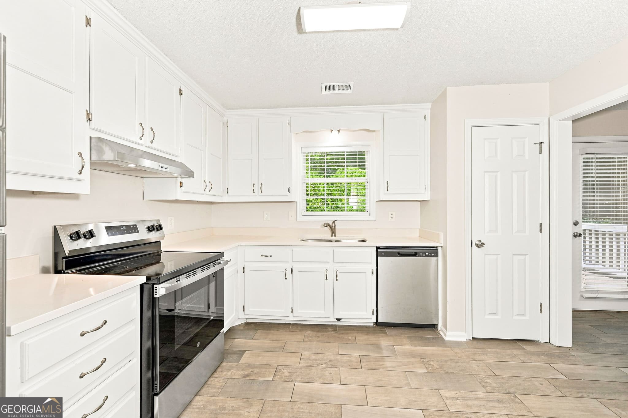 4 bedroom, 2.5 bathroom, 2,284 sq ft single family residence for sale at 2950 Williams Farm Drive, Dacula, GA 30019 — photo 6
