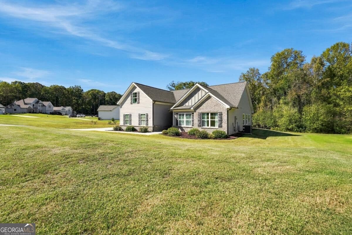 4 bedroom, 3 bathroom, 2,406 sq ft single family residence for sale at 227 Finch Court, Winder, GA 30680 — photo 2