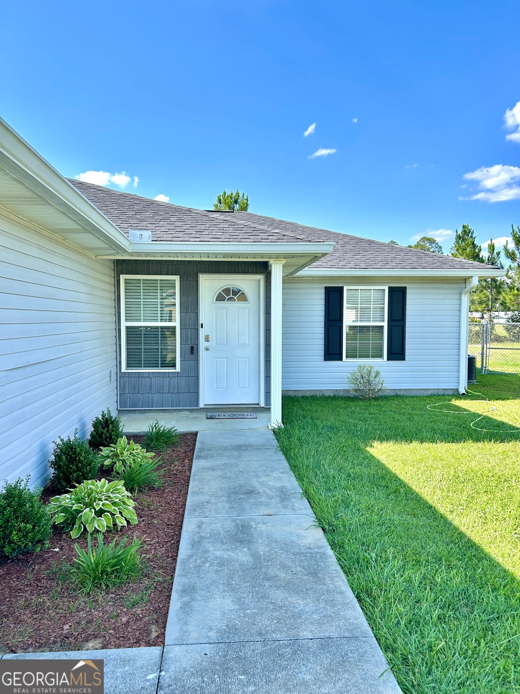3 bedroom, 2 bathroom single family residence for sale at 211 Twinn Lakes Drive, Baxley, GA 31513 — photo 2