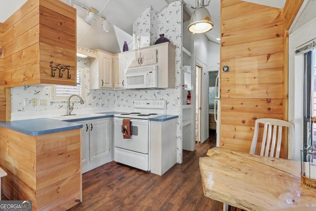 1 bedroom, 1 bathroom, 408 sq ft cabin,single family residence for sale at 83 Falls View Drive, Dillard, GA 30537 — photo 9