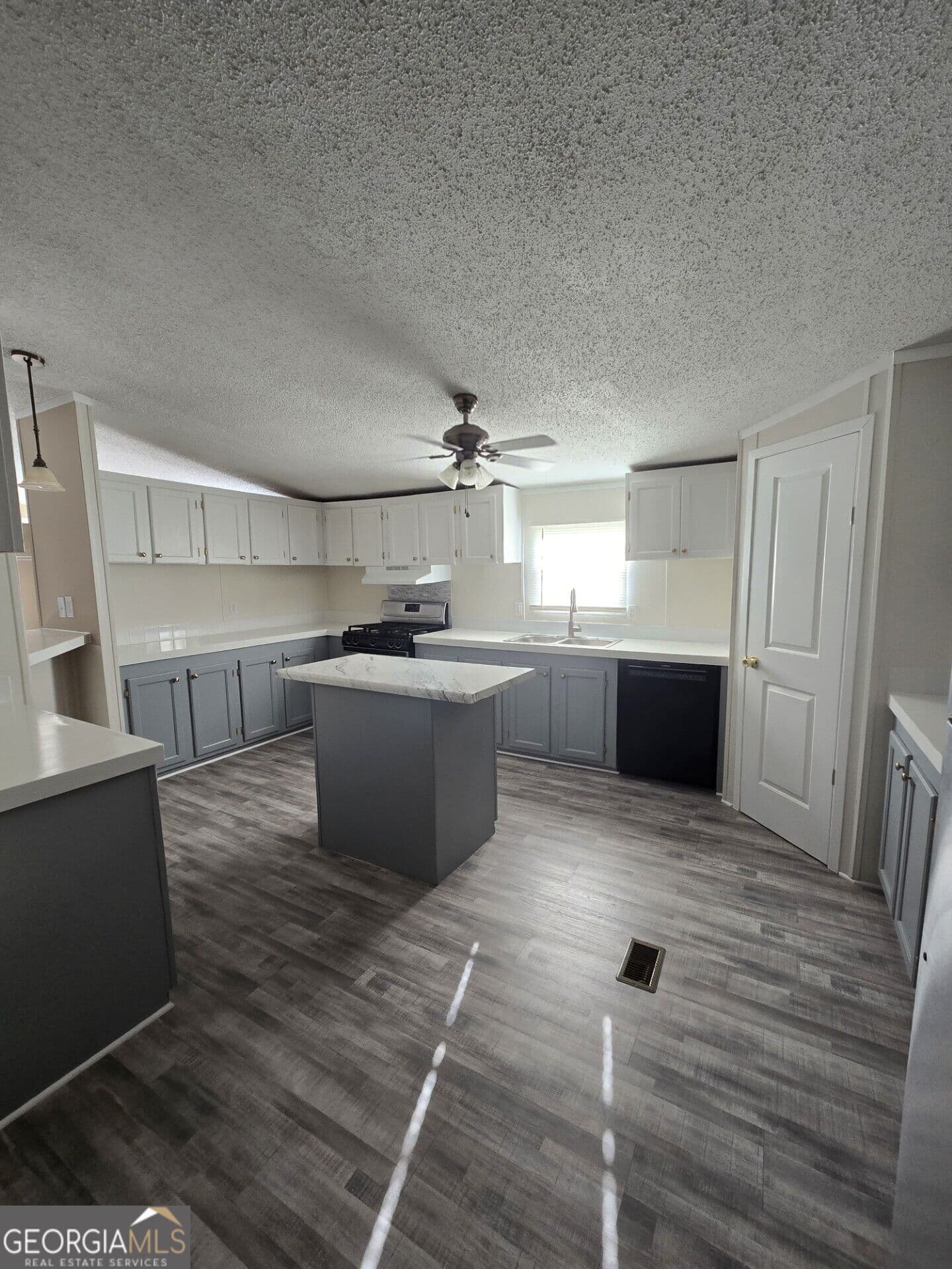 3 bedroom, 2 bathroom, 1,404 sq ft manufactured home,single family residence for sale at 187 Navaho Road # 187N, Locust Grove, GA 30248 — photo 2