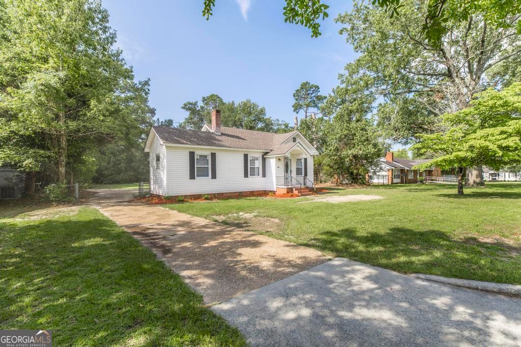 3 bedroom, 2 bathroom, 1,453 sq ft single family residence under contract at 806 Woodrow Avenue, Dublin, GA 31021 — photo 3