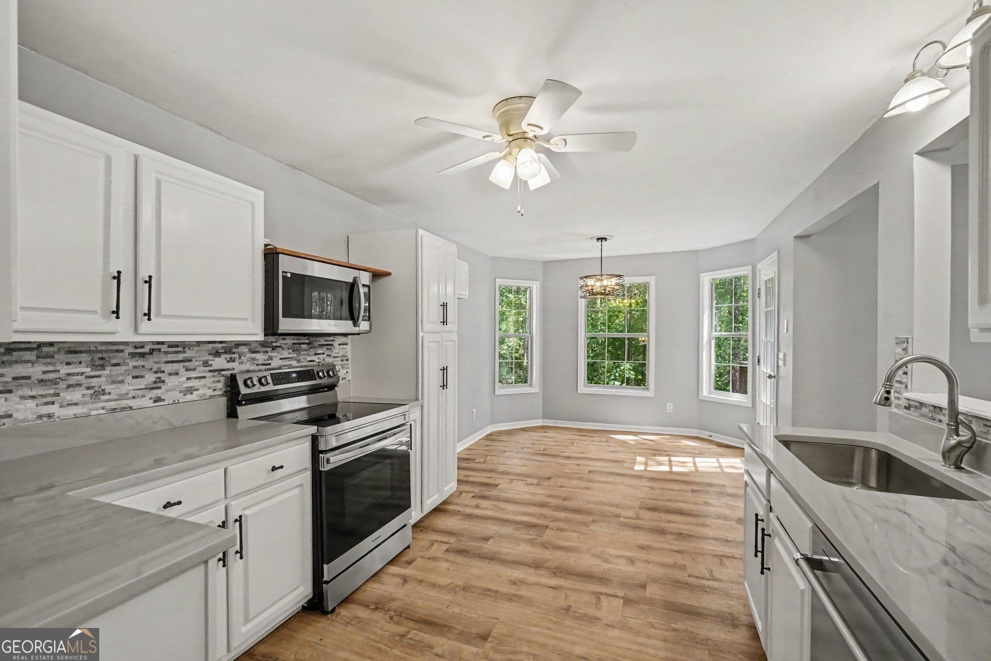 5 bedroom, 2 bathroom, 2,220 sq ft single family residence for sale at 402 Eileen Circle, Canton, GA 30114 — photo 2