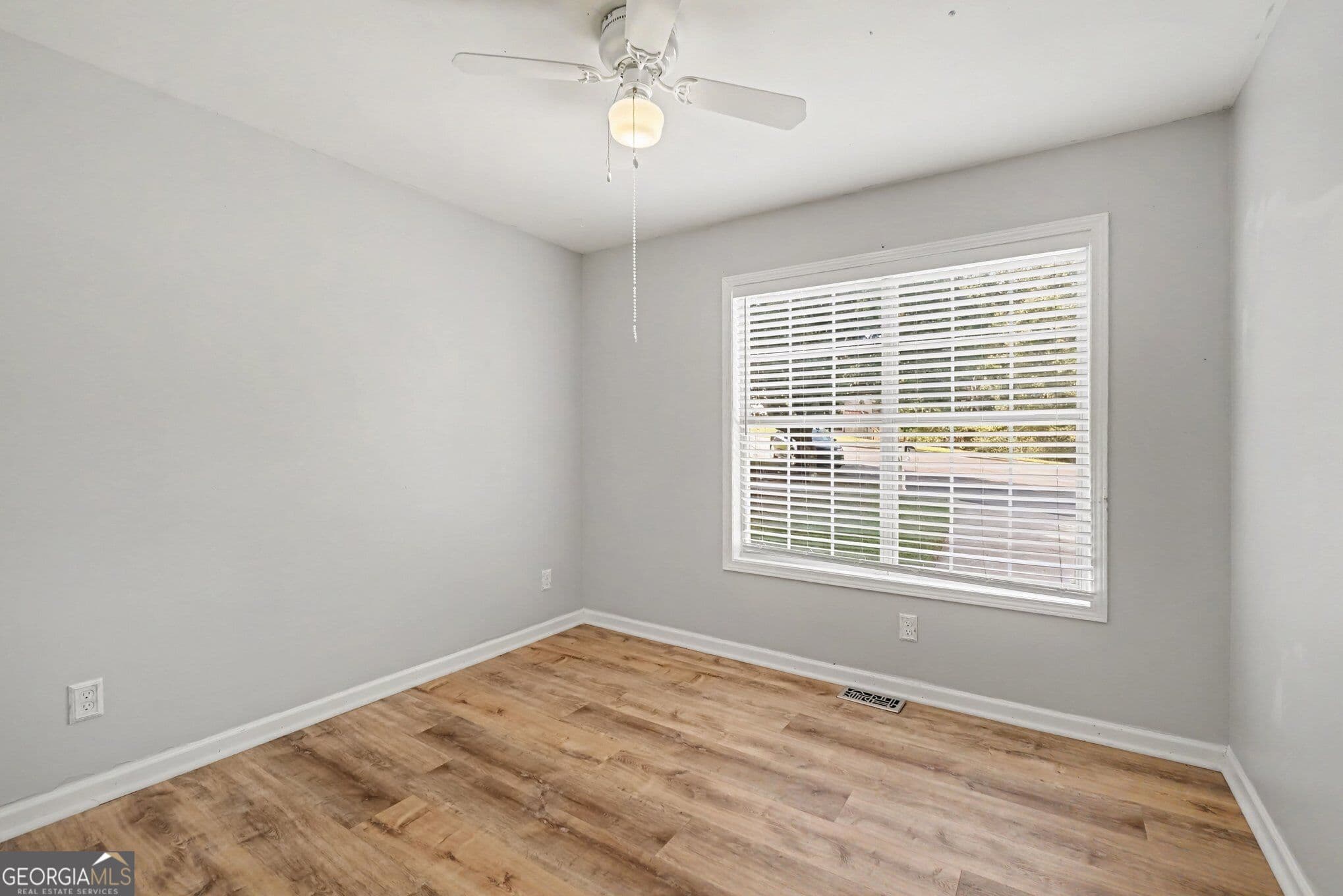 5 bedroom, 2 bathroom, 2,220 sq ft single family residence for sale at 402 Eileen Circle, Canton, GA 30114 — photo 9
