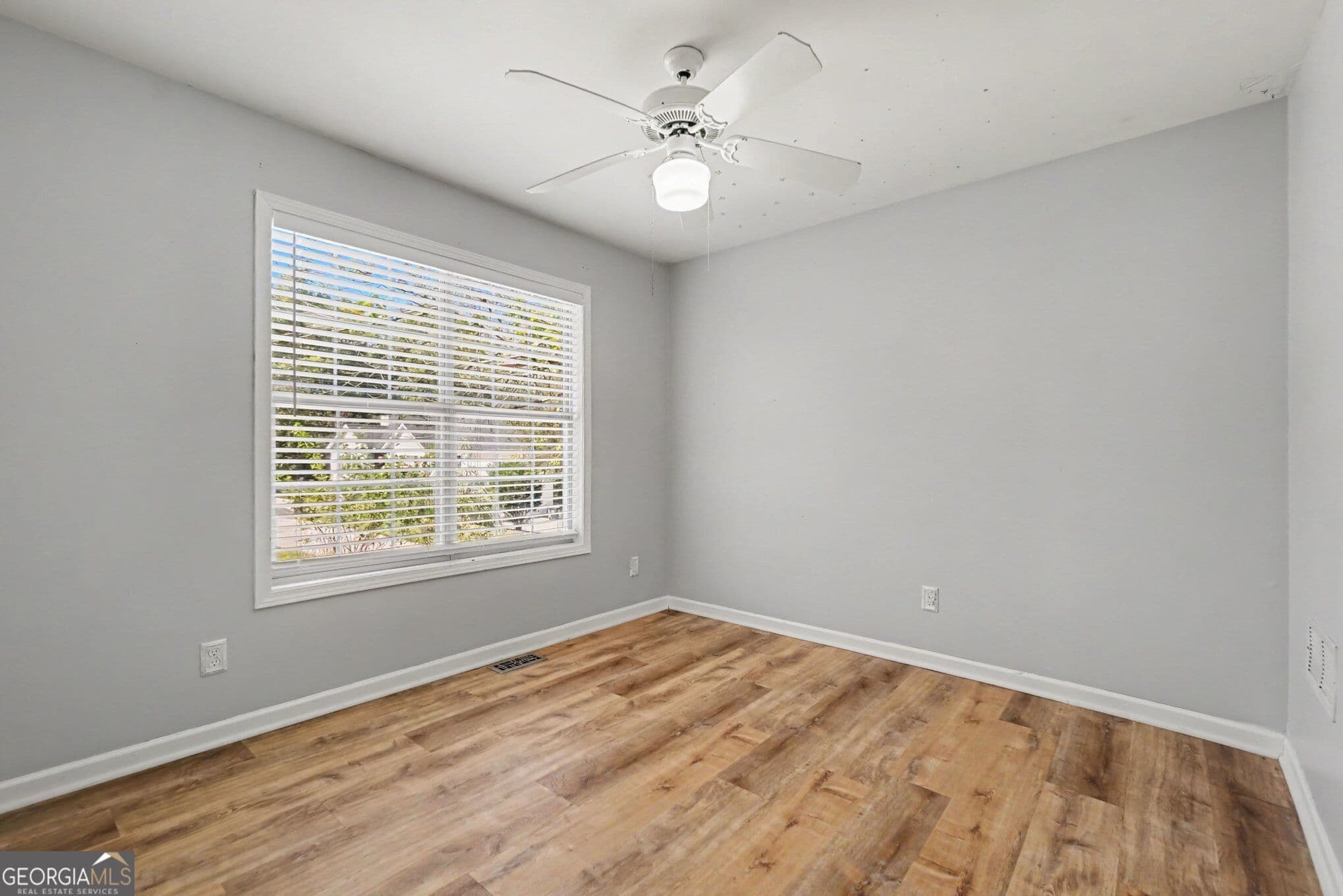 5 bedroom, 2 bathroom, 2,220 sq ft single family residence for sale at 402 Eileen Circle, Canton, GA 30114 — photo 10