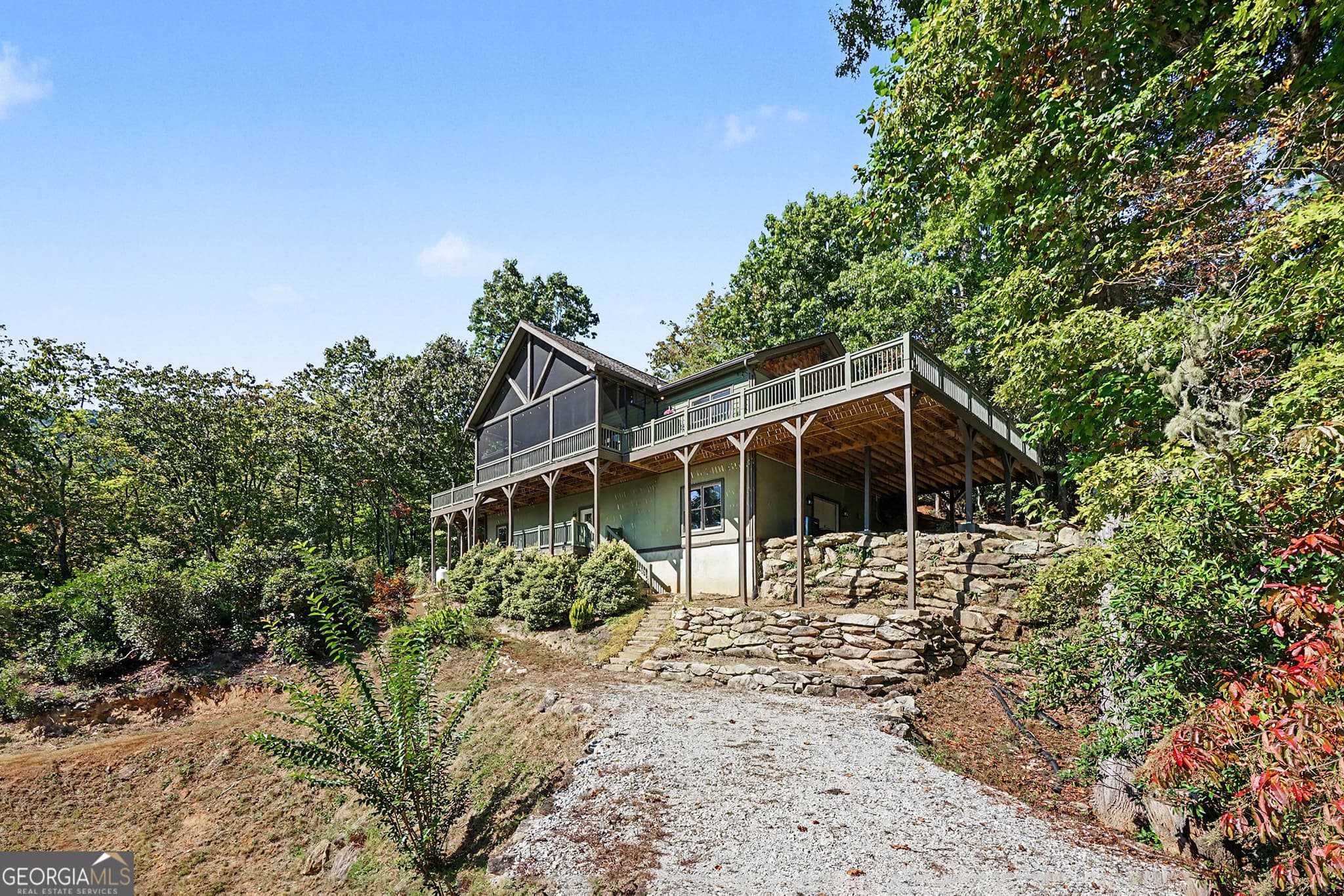 4 bedroom, 3 bathroom, 3,600 sq ft cabin,single family residence for sale at 427 Smokehouse Knob Drive, Rabun Gap, GA 30568 — photo 3