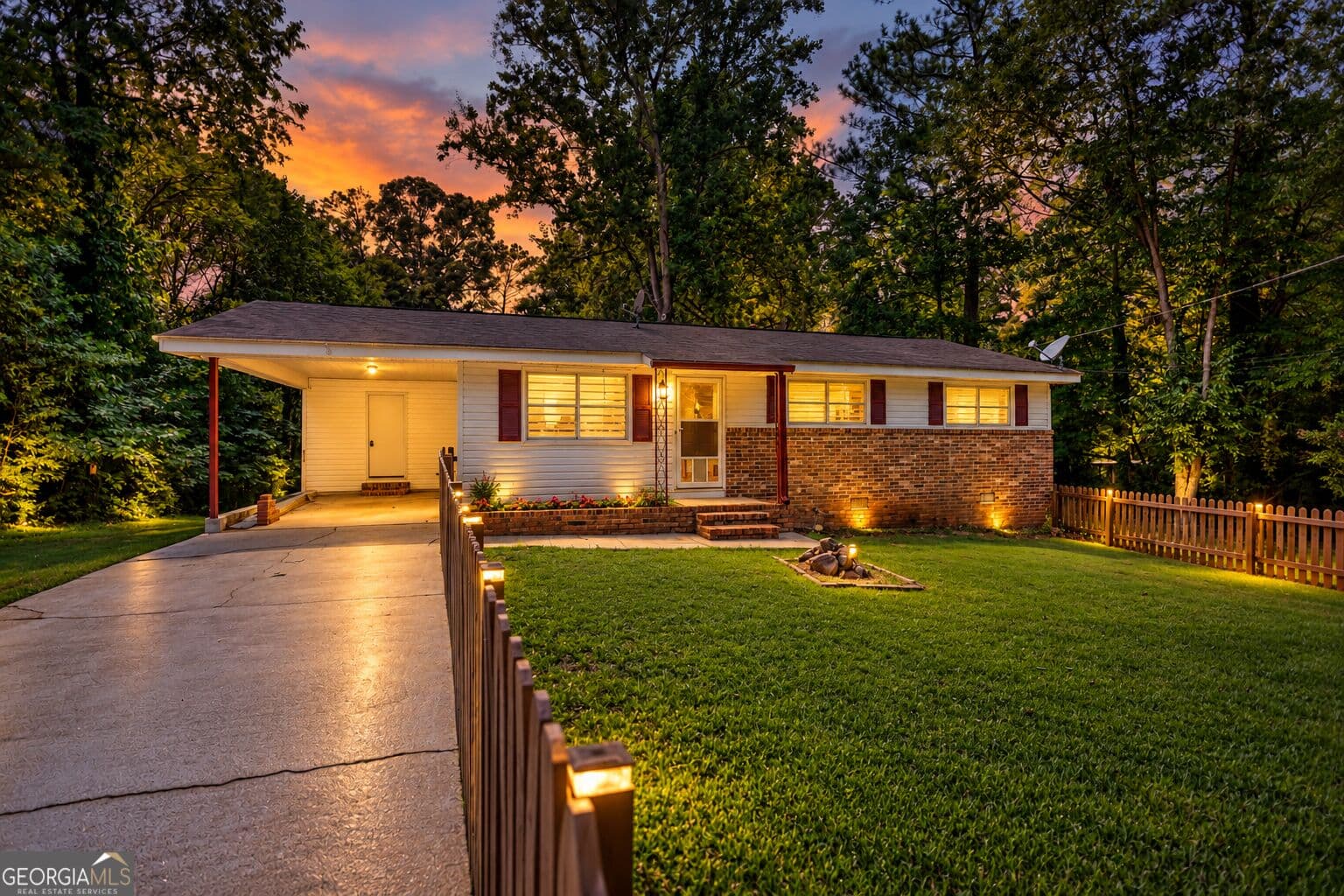 3 bedroom, 1 bathroom, 1,008 sq ft single family residence for sale at 3075 Sunset Road, Conyers, GA 30094