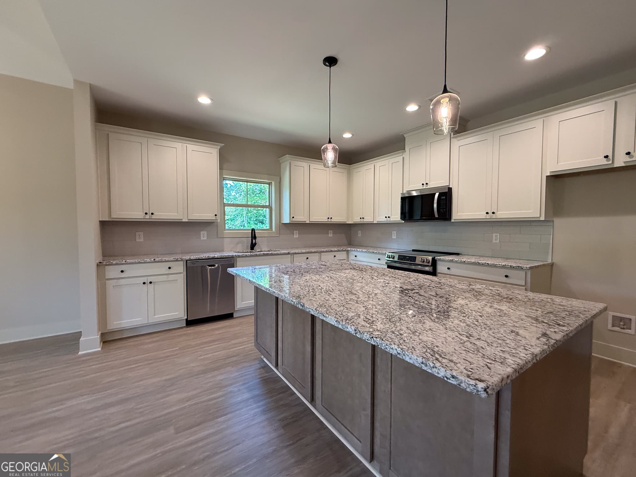 3 bedroom, 2 bathroom, 1,685 sq ft single family residence for sale at 365 Hunts Ridge Drive, Cleveland, GA 30528 — photo 2