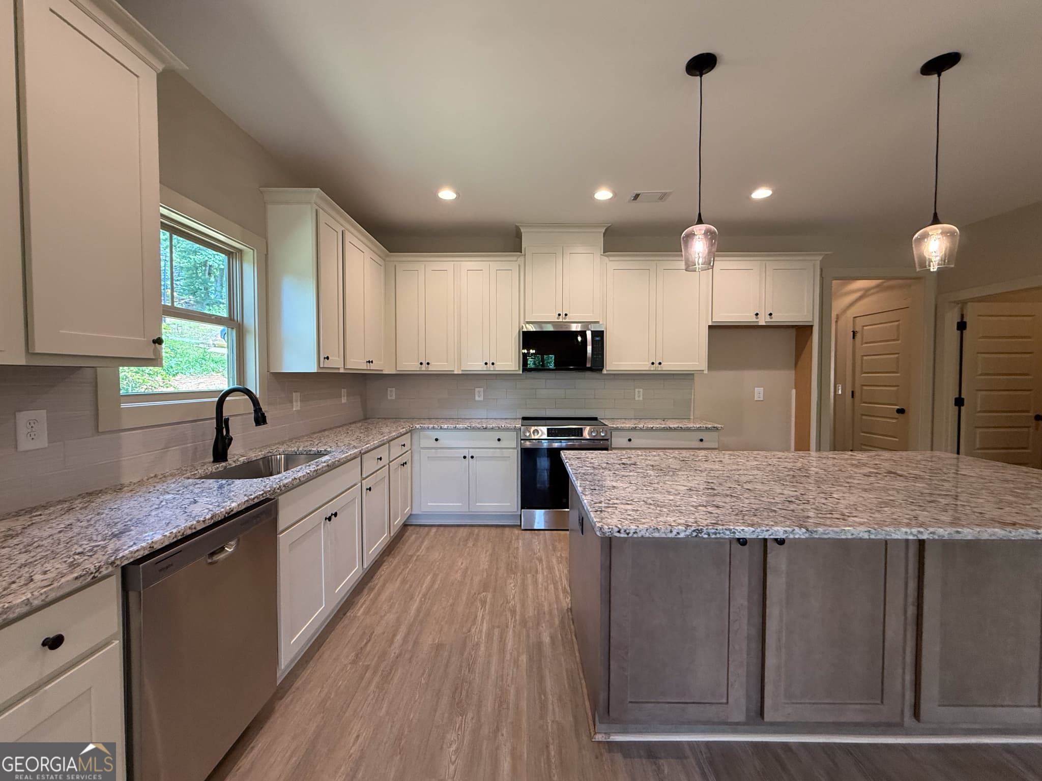 3 bedroom, 2 bathroom, 1,685 sq ft single family residence for sale at 365 Hunts Ridge Drive, Cleveland, GA 30528 — photo 3