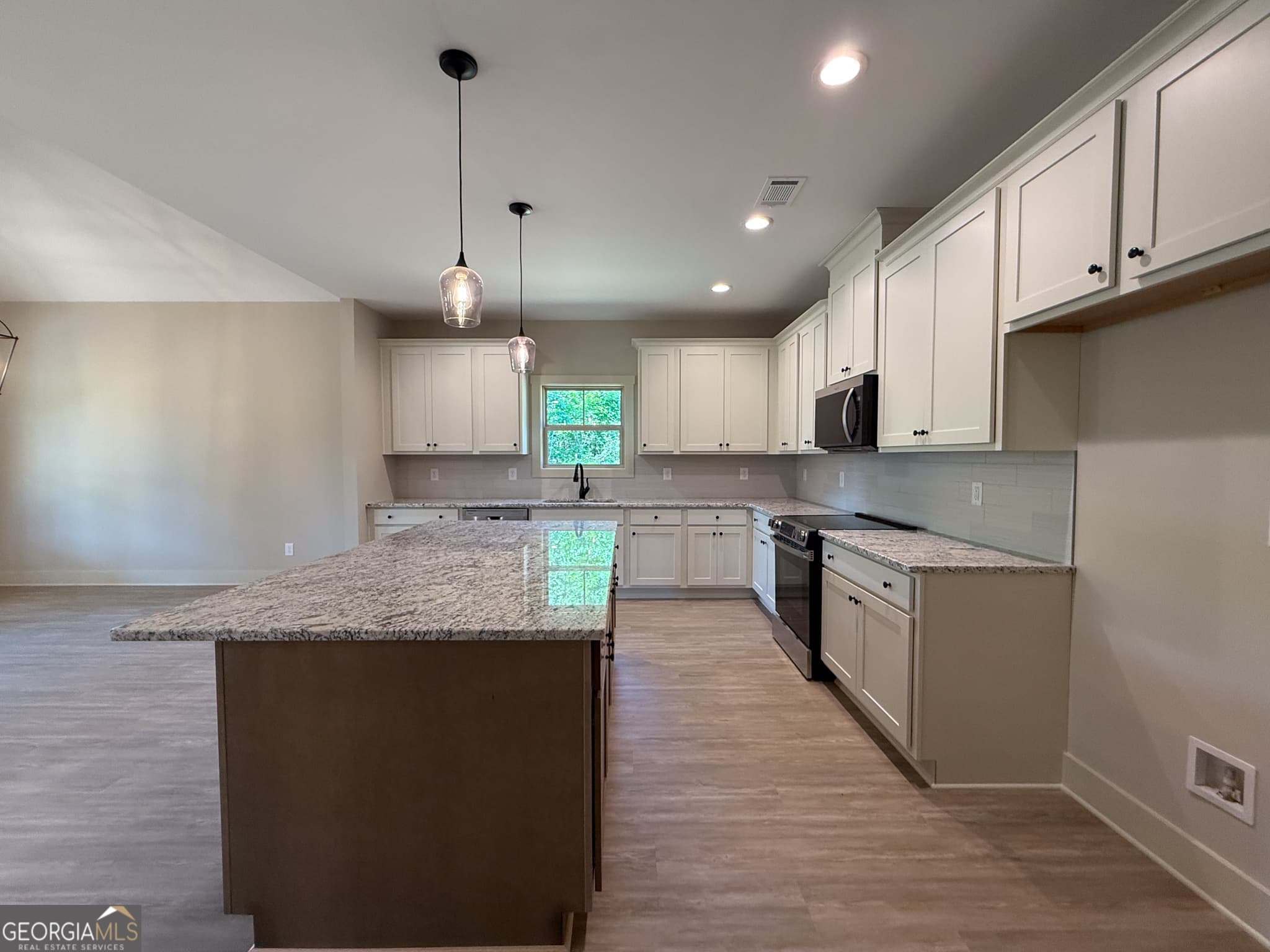 3 bedroom, 2 bathroom, 1,685 sq ft single family residence for sale at 365 Hunts Ridge Drive, Cleveland, GA 30528 — photo 5