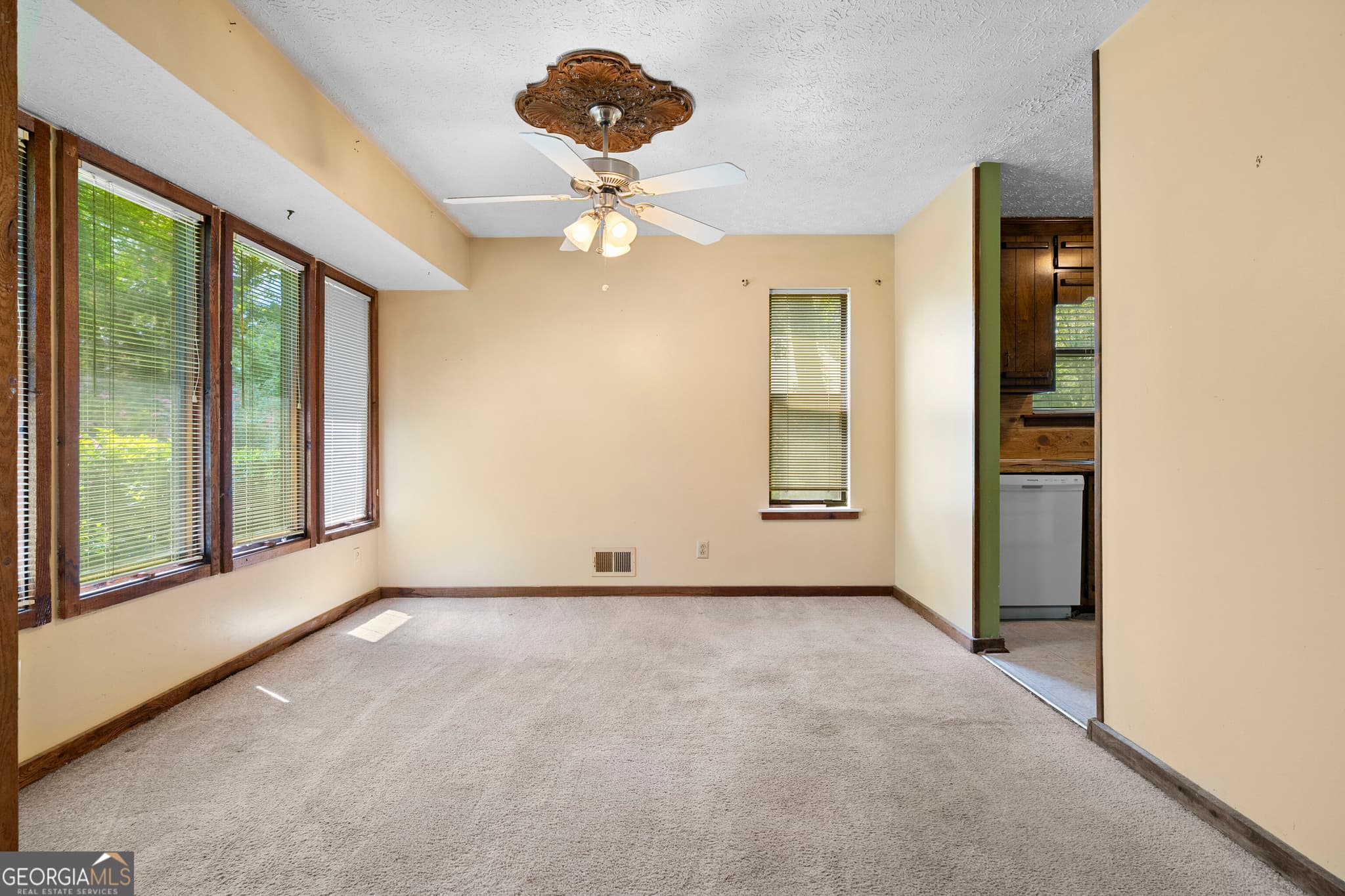 3 bedroom, 2 bathroom, 1,468 sq ft single family residence for sale at 2656 Royal Oak Court, Acworth, GA 30102 — photo 6