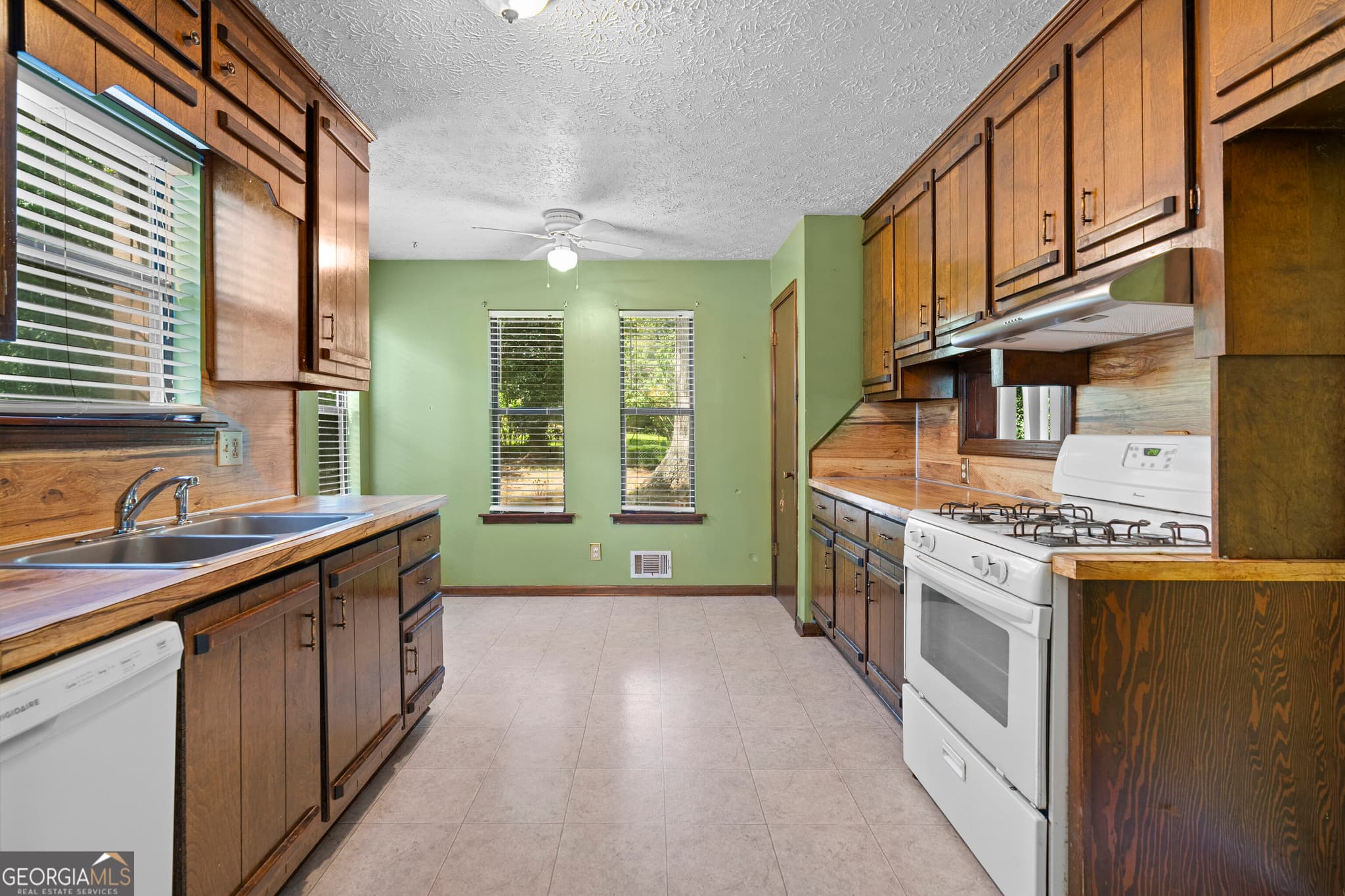 3 bedroom, 2 bathroom, 1,468 sq ft single family residence for sale at 2656 Royal Oak Court, Acworth, GA 30102 — photo 8