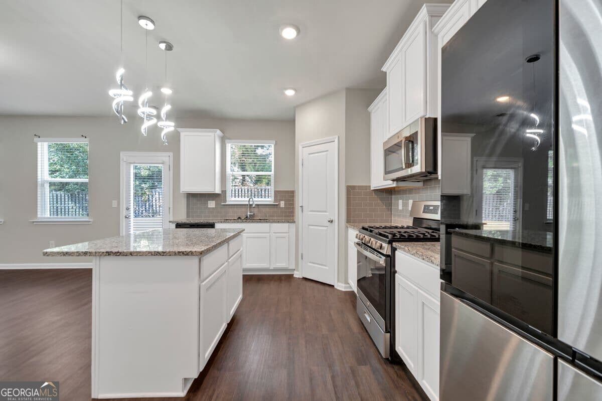 3 bedroom, 2.5 bathroom, 2,331 sq ft single family residence for sale at 332 ENDEAVOR Drive, Jonesboro, GA 30238 — photo 6
