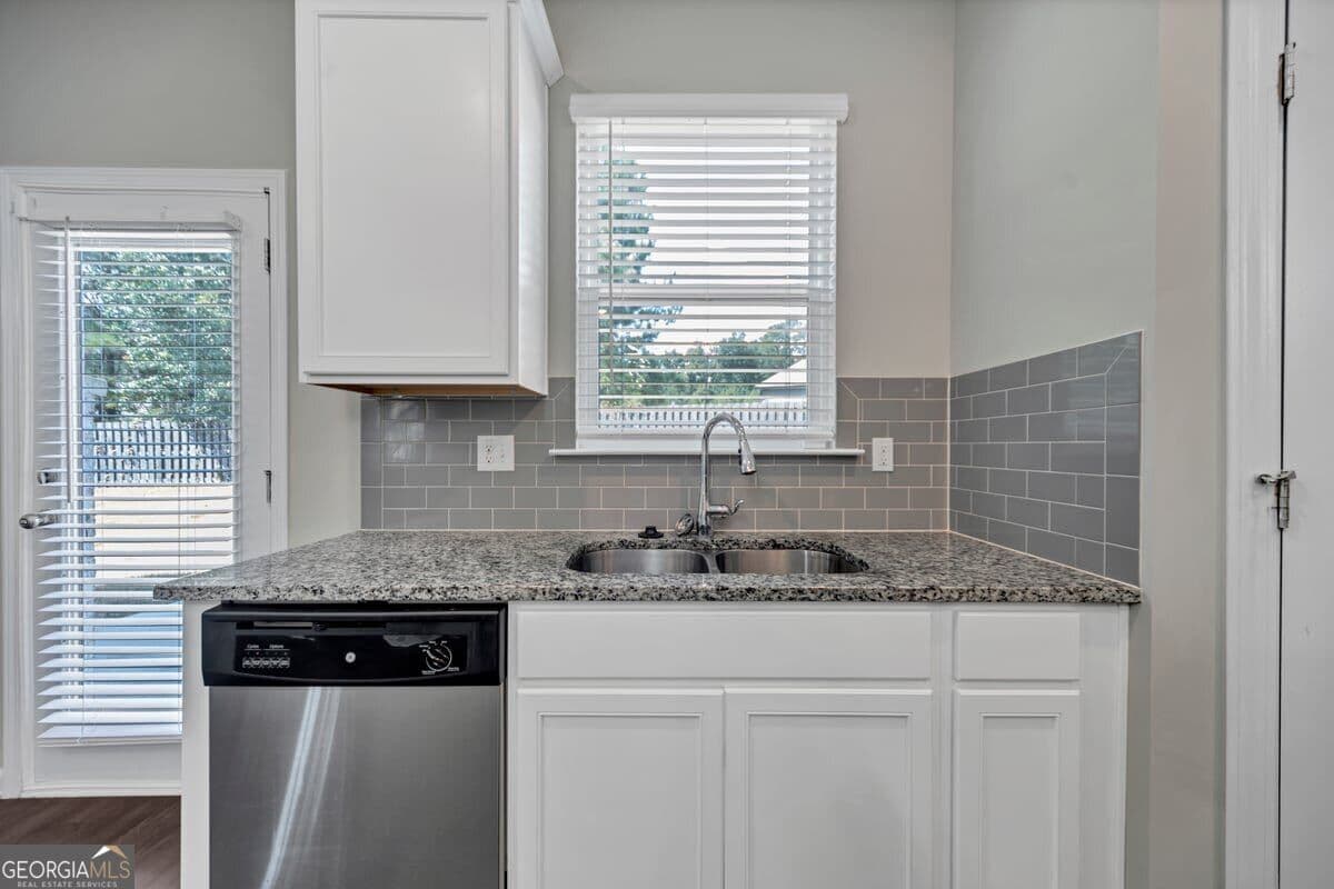3 bedroom, 2.5 bathroom, 2,331 sq ft single family residence for sale at 332 ENDEAVOR Drive, Jonesboro, GA 30238 — photo 8
