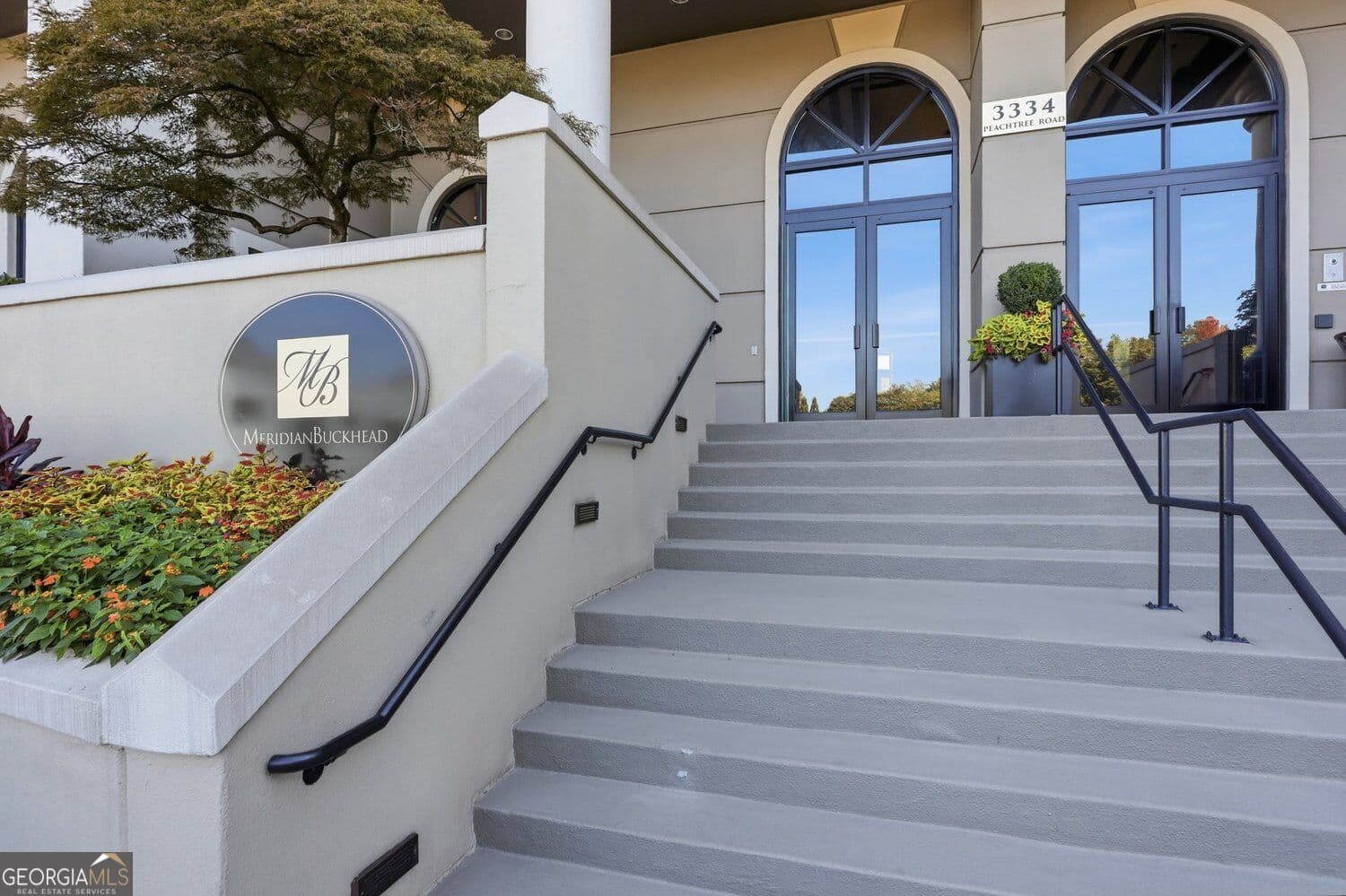 1 bedroom, 1 bathroom, 793 sq ft condominium for sale at 3334 Peachtree Road 1704, Atlanta, GA 30326 — photo 2