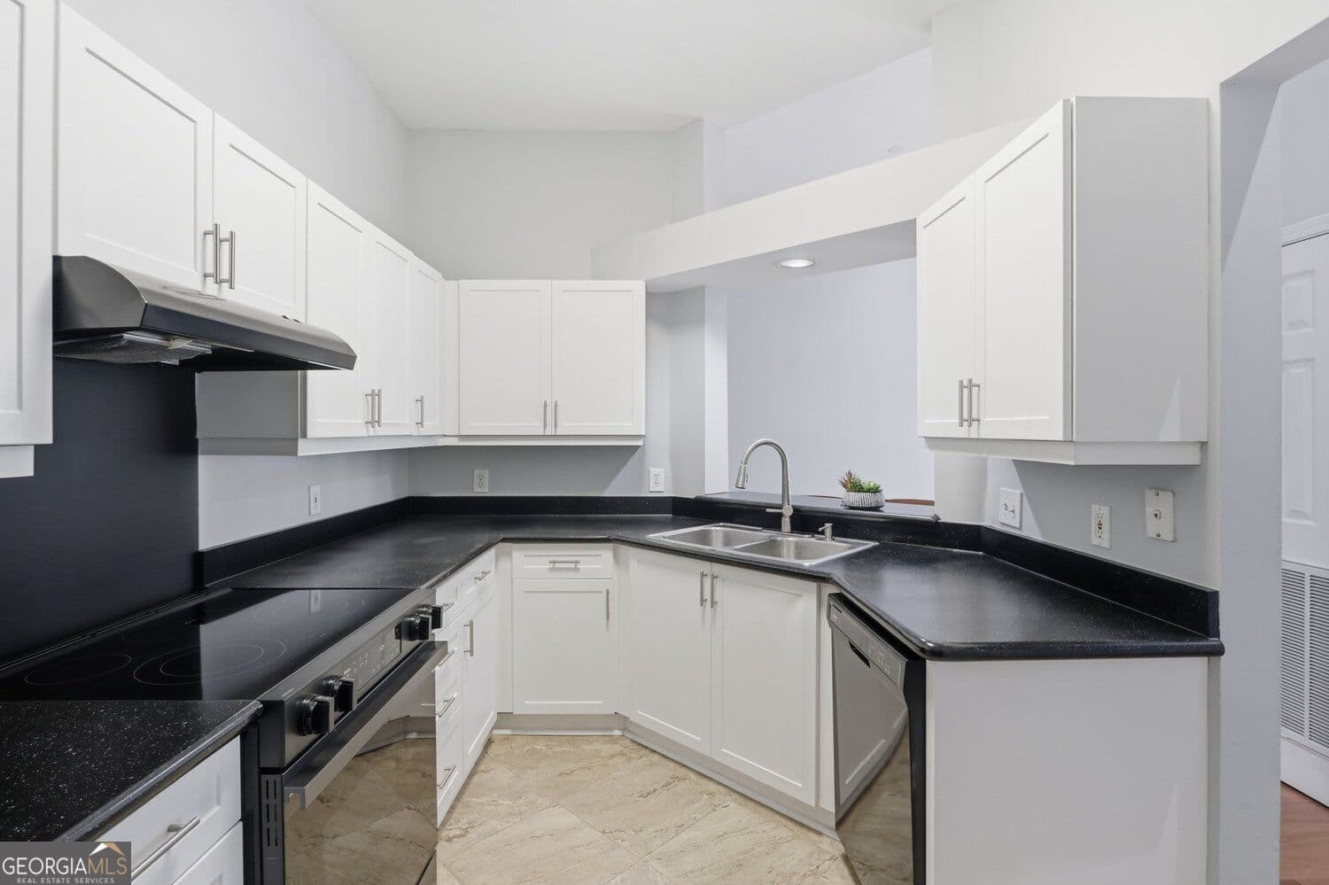 1 bedroom, 1 bathroom, 793 sq ft condominium for sale at 3334 Peachtree Road 1704, Atlanta, GA 30326 — photo 10