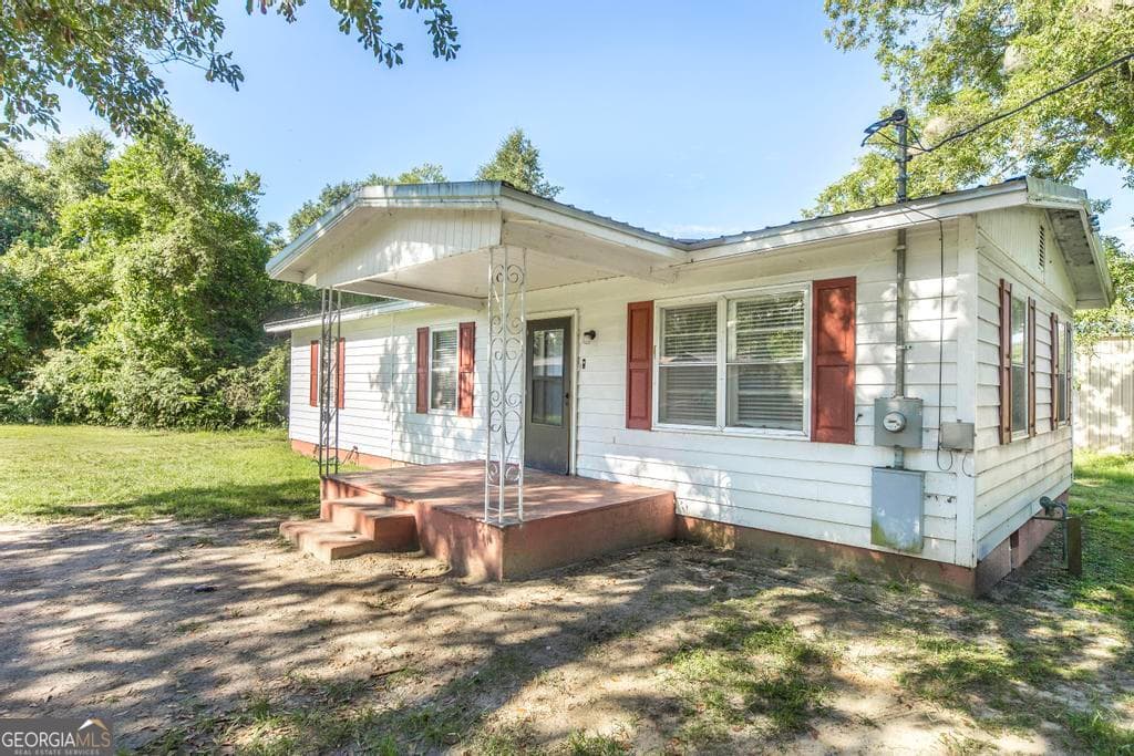 3 bedroom, 1 bathroom, 1,120 sq ft single family residence for sale at 511 Forsyth Street, Montezuma, GA 31063 — photo 1 of 12
