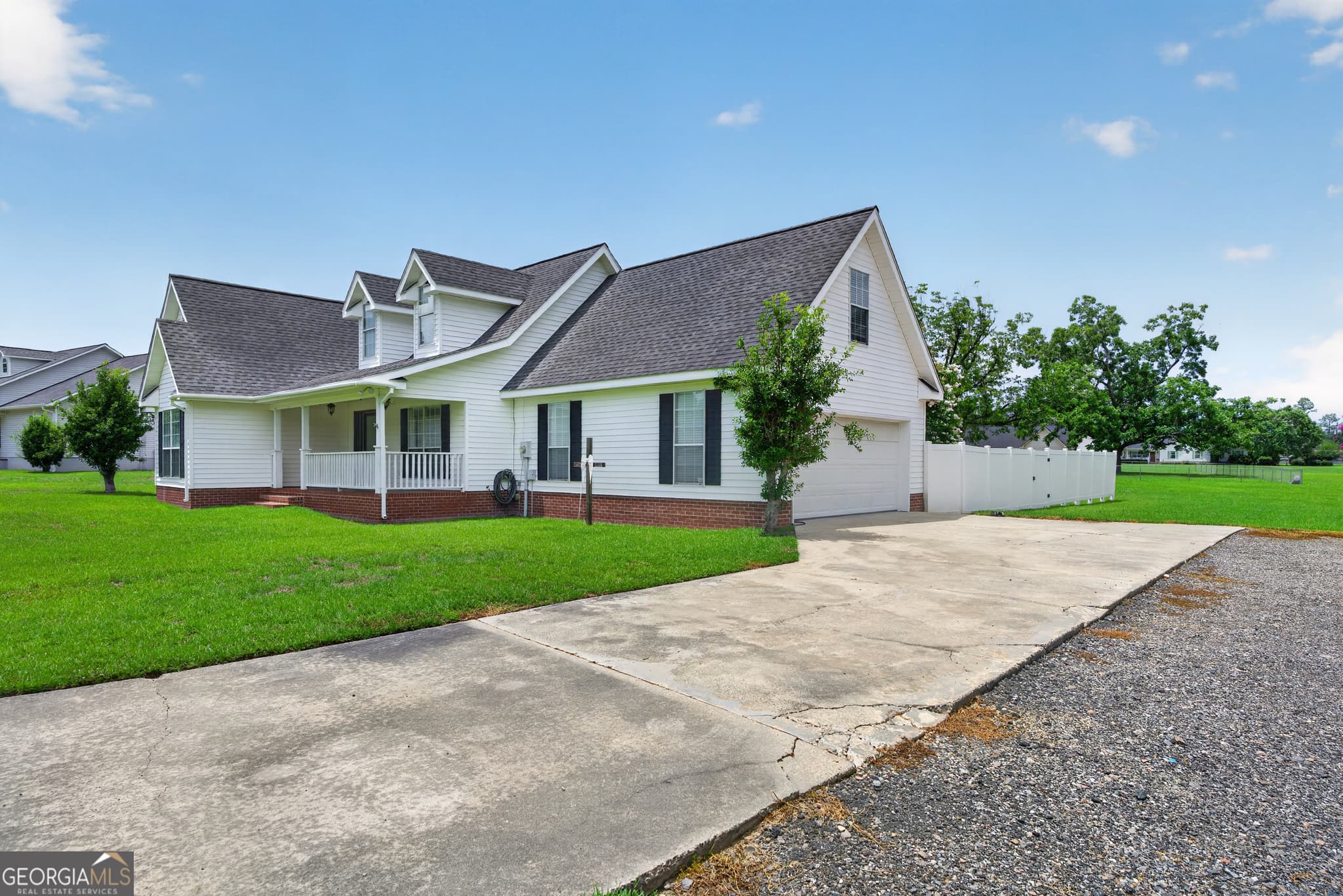 4 bedroom, 2 bathroom, 1,947 sq ft single family residence for sale at 3808 DEER RUN Drive, Blackshear, GA 31516 — photo 4