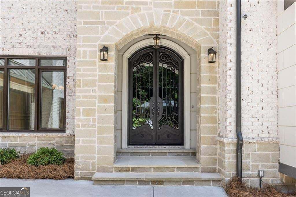 5 bedroom, 5.5 bathroom, 8,874 sq ft single family residence for sale at 10765 Shallowford Road, Roswell, GA 30075 — photo 4